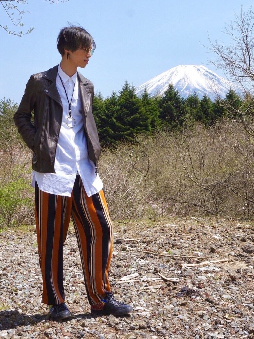 「サングラス、レザージャケット、ストライプパンツ、スニーカー、オトナカジュアル、観光」｜「ALLSAINTSのKUSHIRO LTHR BIKER（ライダースジャケット、ブラック系）」を使った、テルジ ヨシザワさん（メンズ・180cm）の春コーディネートの1枚目の写真