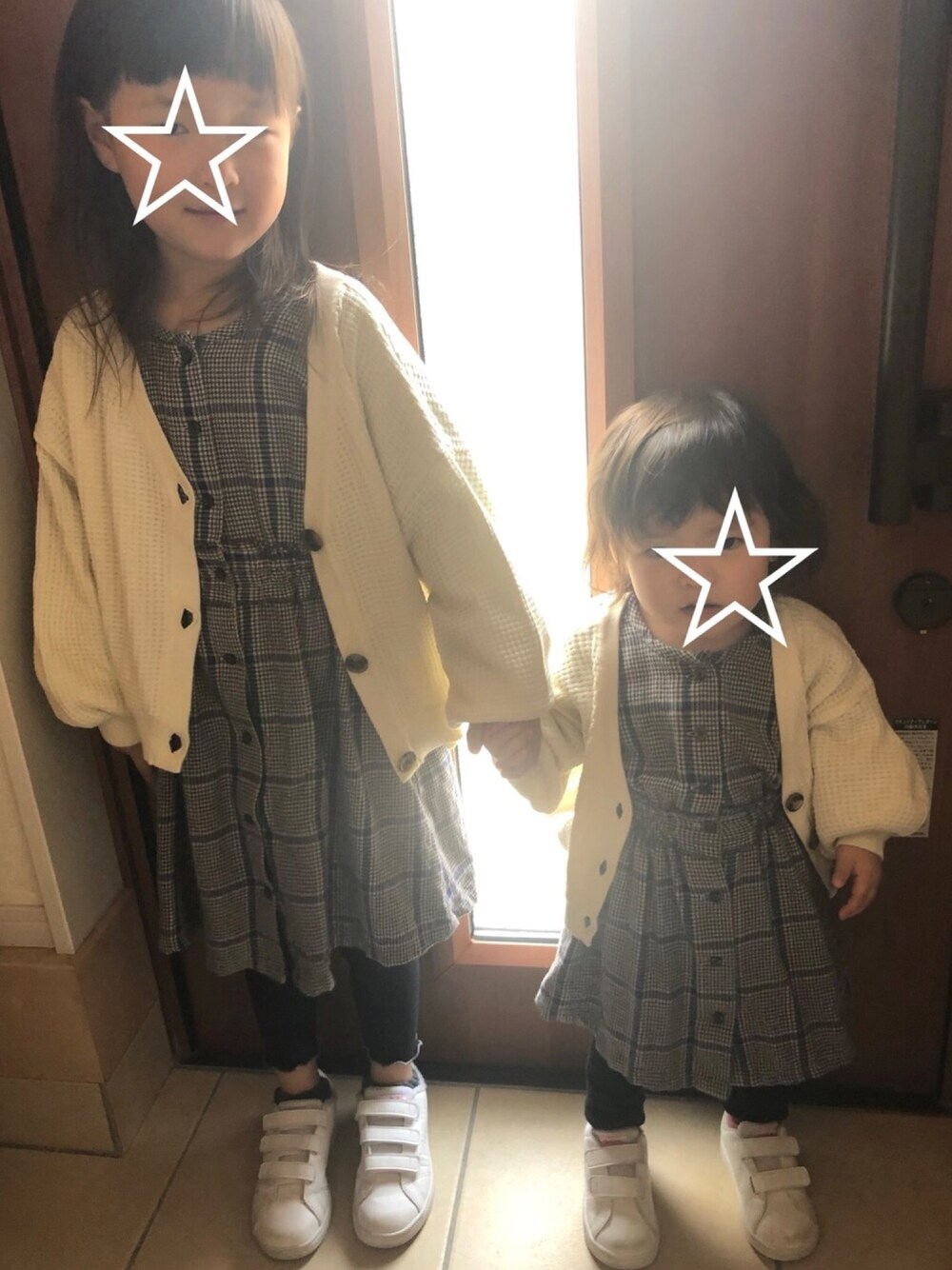 「ワッフルカーディガン、チェックワンピース、姉妹コーデ、５歳と１歳」｜「GLOBAL WORKの【キッズ】ソデボリュームワッフルカーデ/818793（カーディガン/ボレロ、ホワイト系）」を使った、NaYu☺︎さん（キッズ・110cm）の春コーディネートの1枚目の写真