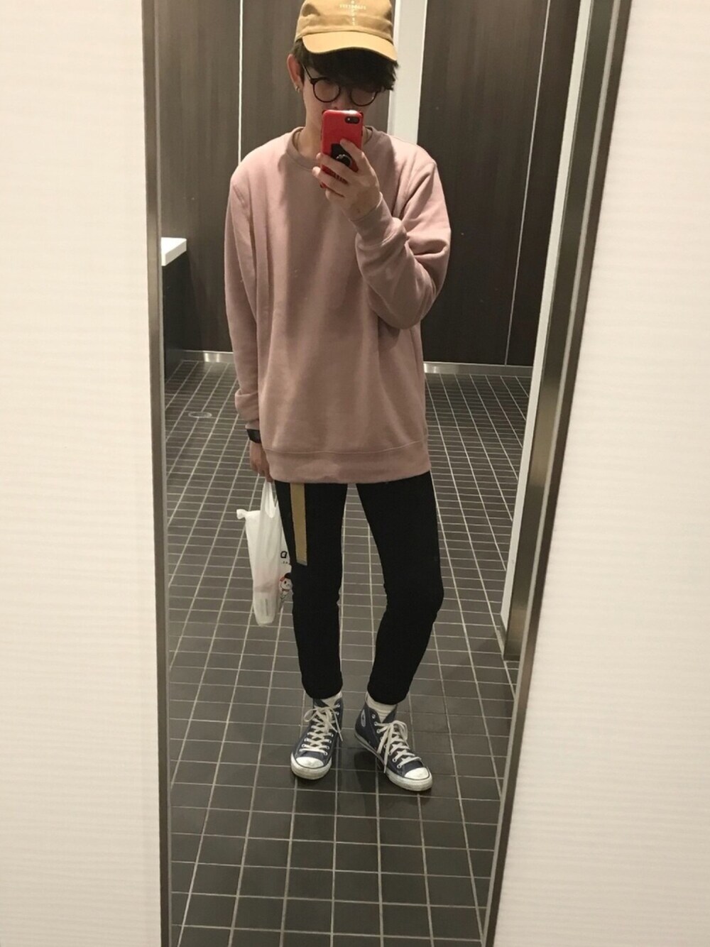 「おしゃれさんと繋がりたい、ゆるコーデ、ストリート、コンバース、黒スキニー、シンプル、プチプラ、トレーナー、ピンク」｜「FLAGSTUFFのF-LAGSTUF-F / Nylon Cap（キャップ、ベージュ系）」を使った、ユタさん（メンズ・175cm）の秋コーディネートの1枚目の写真