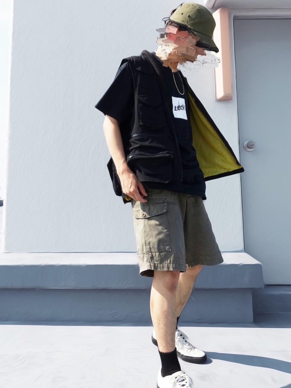 グリーン系のカーゴパンツ、ブラック系のその他アウター、ブラック系のTシャツ/カットソーを着用したメンズの夏コーディネートの1枚目の写真