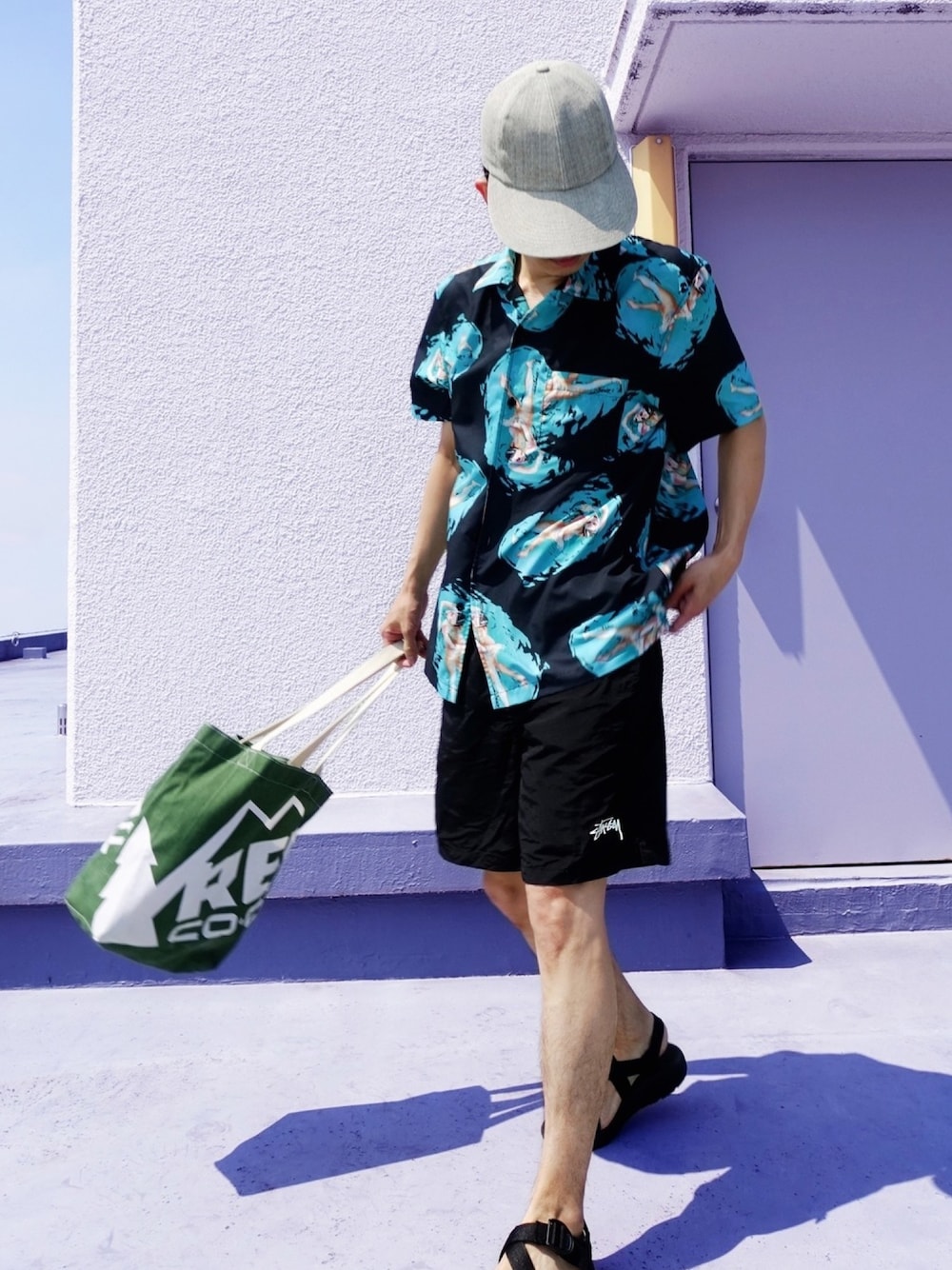 ブルー系のシャツ/ブラウス、ブラック系のその他パンツ、ブラック系のサンダルを着用したメンズの夏コーディネートの1枚目の写真