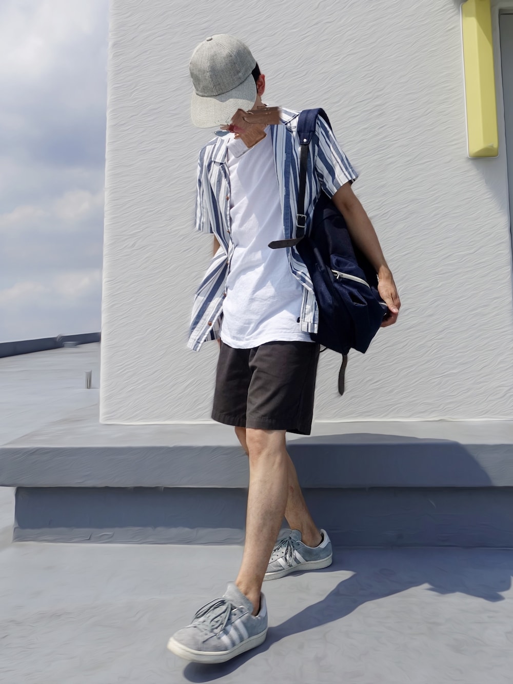 ホワイト系のシャツ/ブラウス、ブルー系のショルダーバッグ、グレー系のスニーカーを着用したメンズの夏コーディネートの1枚目の写真