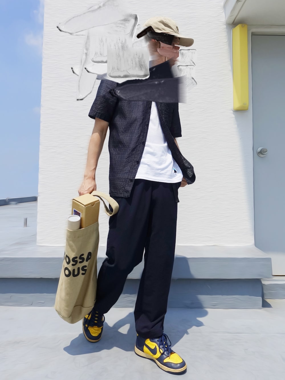 ブルー系のその他パンツ、ホワイト系のTシャツ/カットソー、イエロー系のスニーカーを着用したメンズの夏コーディネートの1枚目の写真