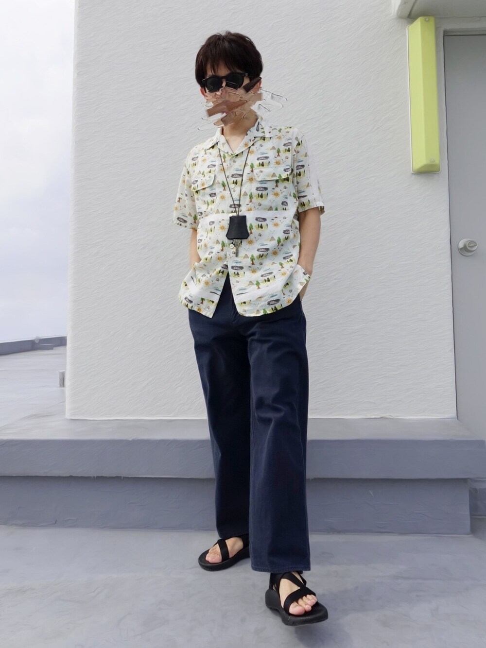 ブルー系のその他パンツ、その他のシャツ/ブラウス、ブラック系のサンダルを着用したメンズの夏コーディネートの1枚目の写真