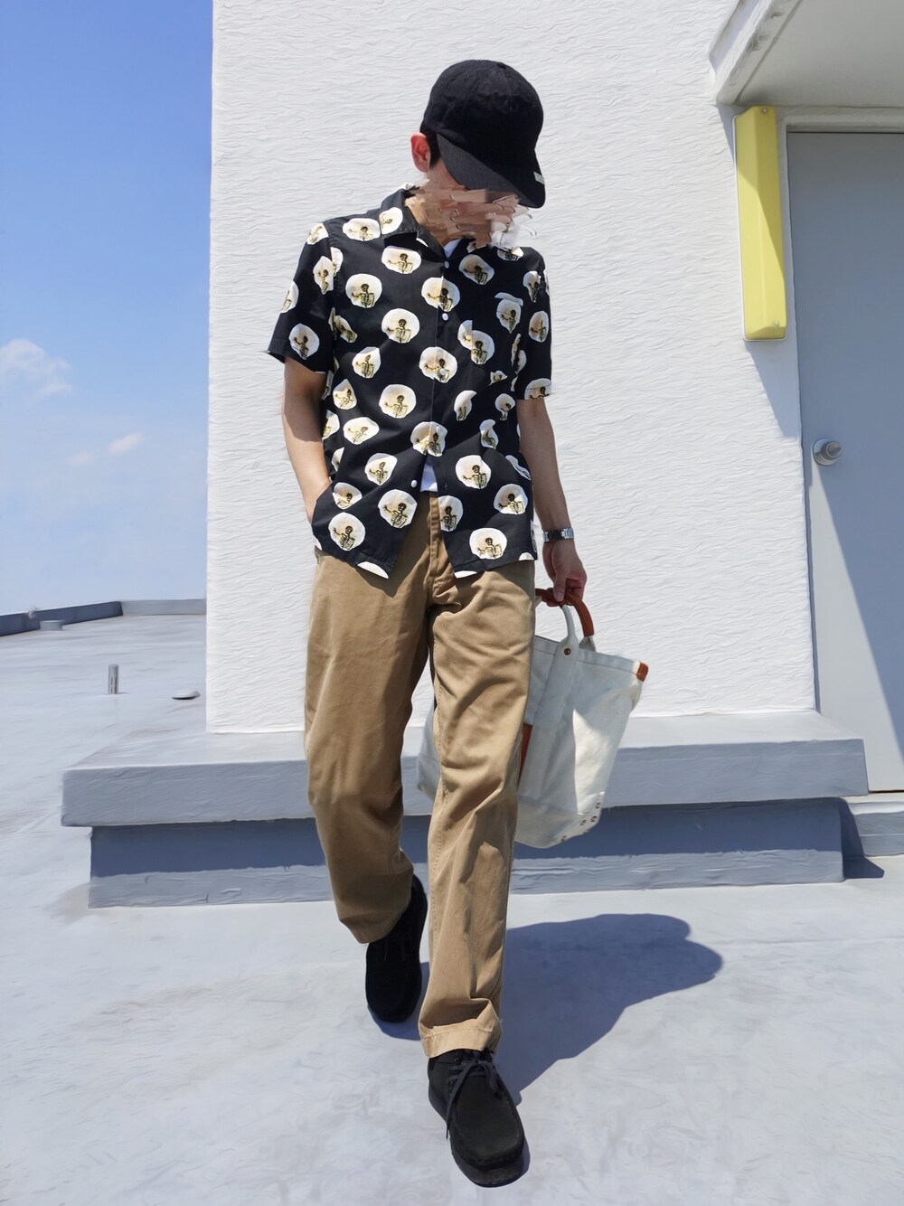 ベージュ系のトートバッグ、ブラック系のモカシン/デッキシューズ、その他のシャツ/ブラウスを着用したメンズの夏コーディネートの1枚目の写真