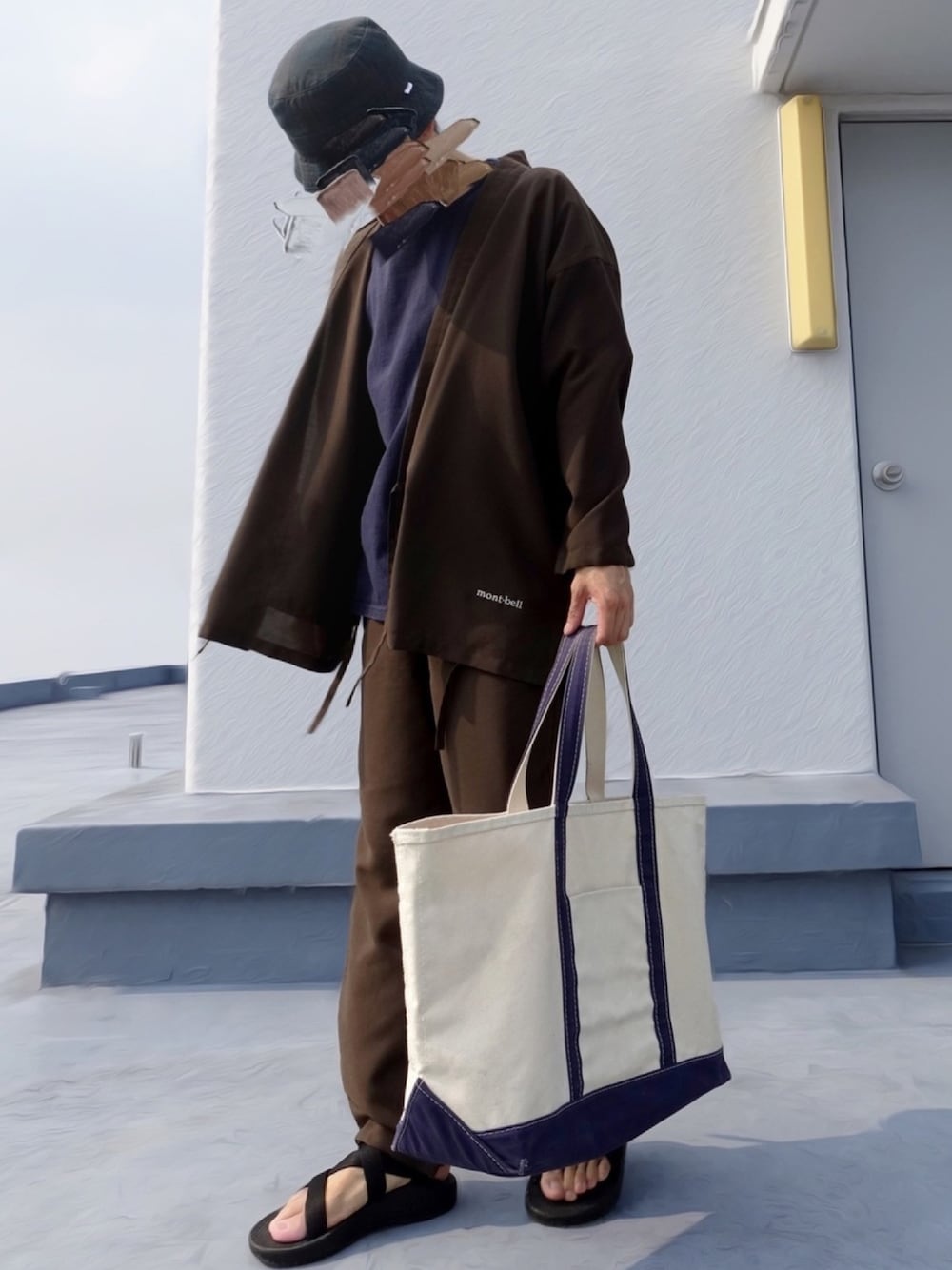 ブラウン系のその他アウター、ブラウン系のその他パンツ、ホワイト系のトートバッグを着用したメンズの夏コーディネートの1枚目の写真