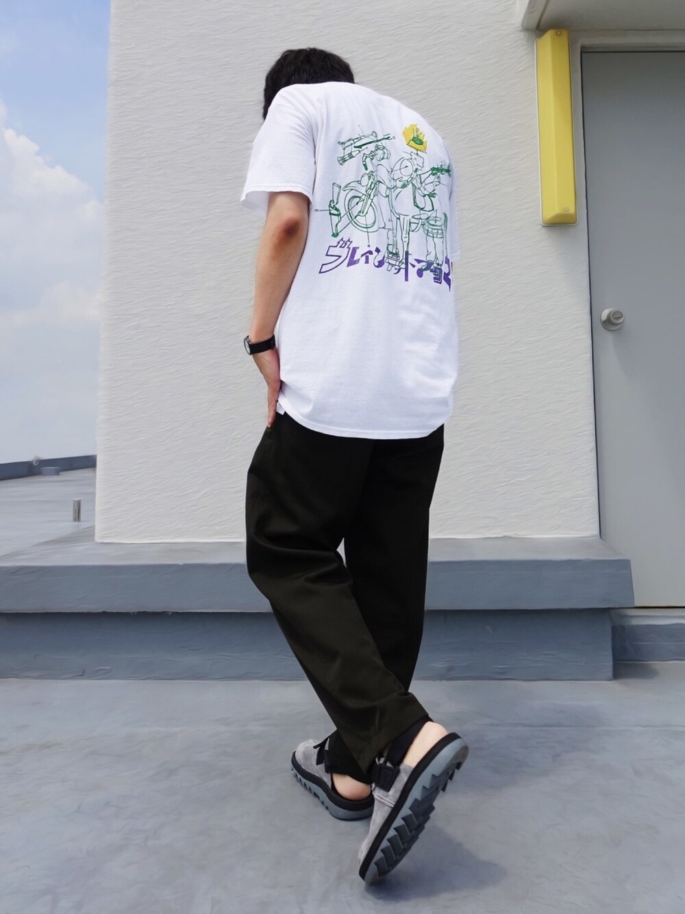 ホワイト系のTシャツ/カットソー、グリーン系のスラックス、グレー系のサンダルを着用したメンズの夏コーディネートの1枚目の写真