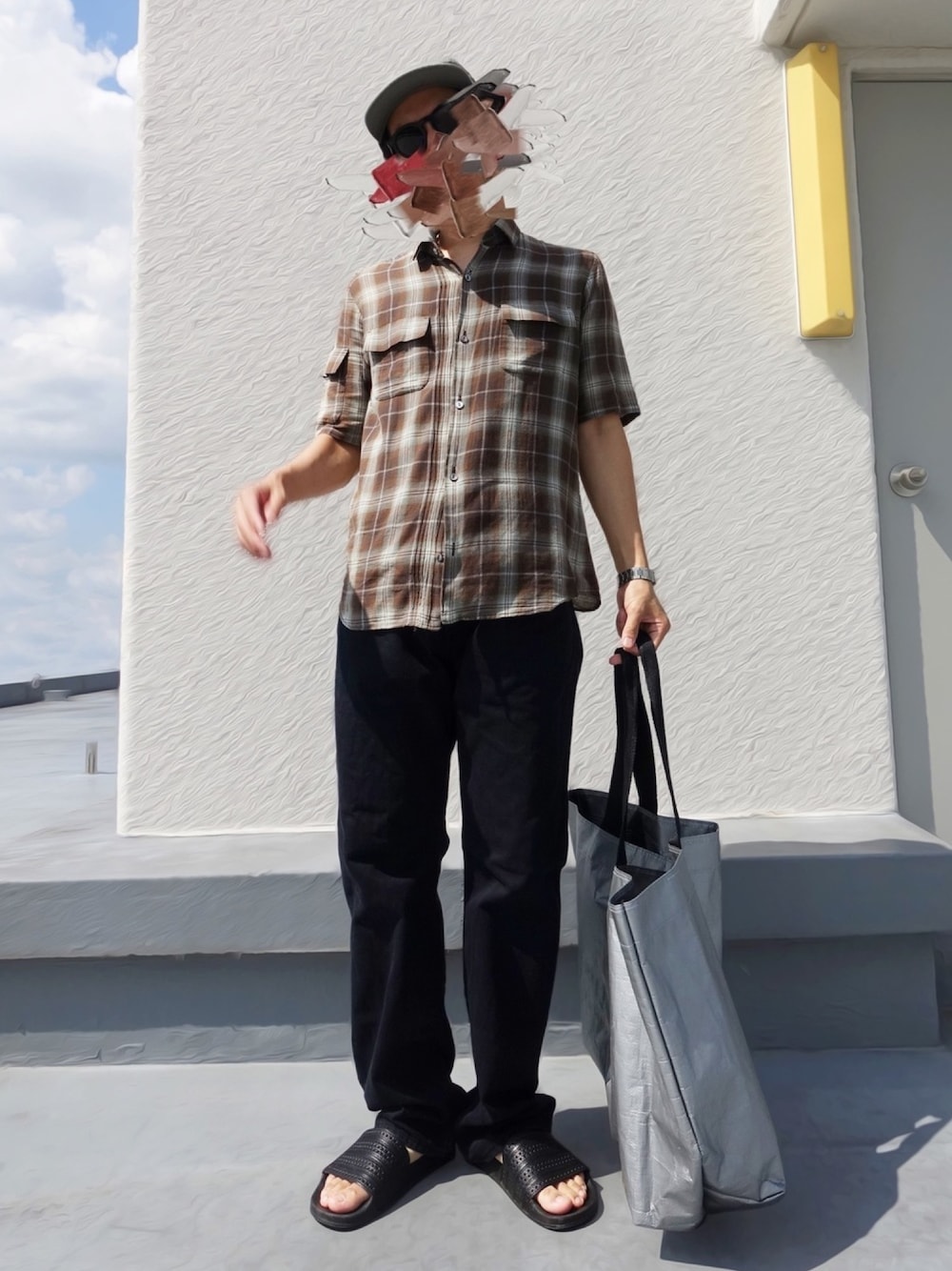 ブラック系のデニムパンツ、ブラウン系のシャツ/ブラウス、ブラック系のサンダルを着用したメンズの夏コーディネートの1枚目の写真