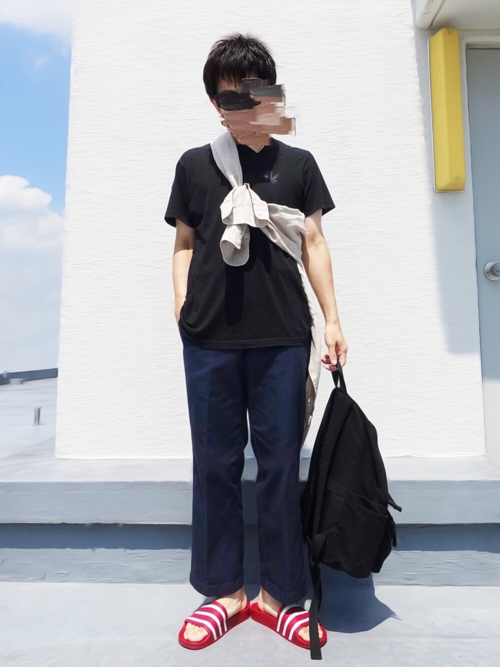 ブラック系のTシャツ/カットソー、ベージュ系のシャツ/ブラウス、ブラック系のショルダーバッグを着用したメンズの夏コーディネートの1枚目の写真