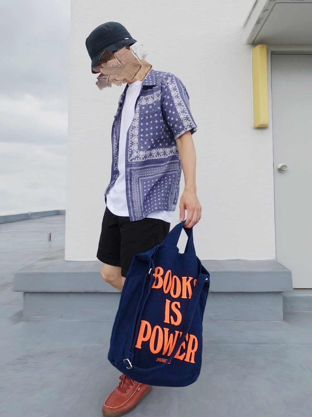 ブルー系のシャツ/ブラウス、ホワイト系のTシャツ/カットソー、ブルー系のトートバッグを着用したメンズの秋コーディネートの1枚目の写真