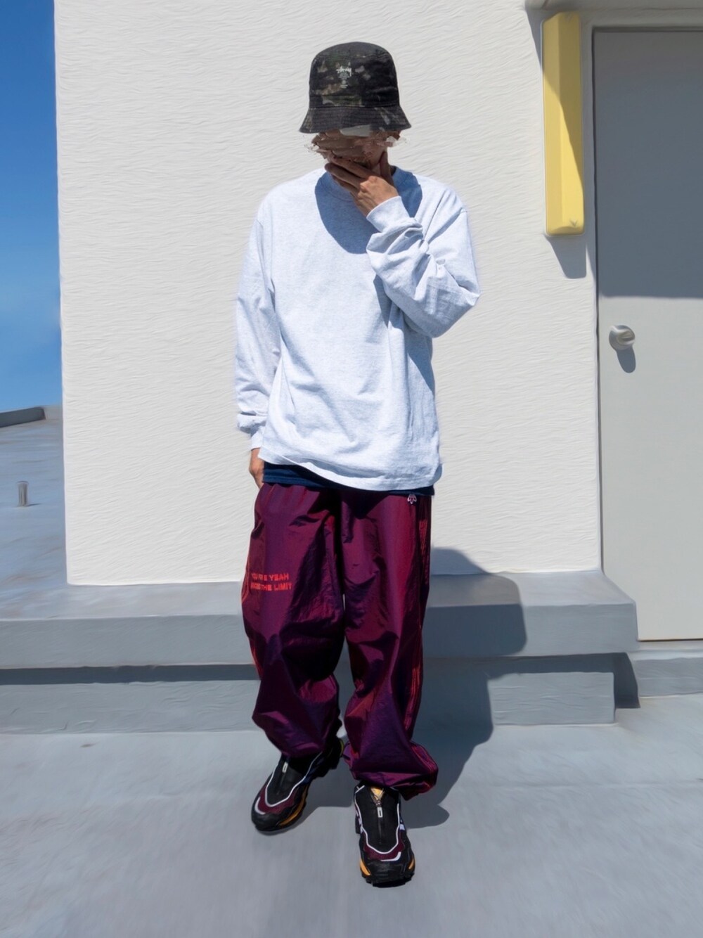 「ハット、ロンT、オーバーサイズ、スポーツミックス、大人コーデ、秋コーデ、低身長」｜「alexanderwangのアイテム（その他パンツ、パープル系）」を使った、ltdさん（メンズ・165cm）の秋コーディネートの1枚目の写真