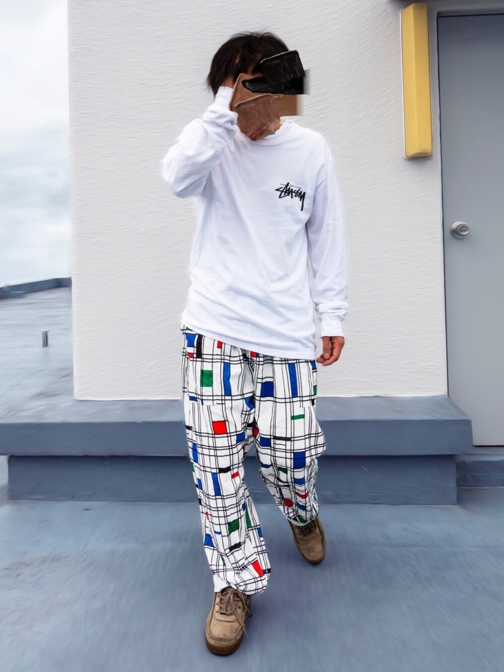 ホワイト系のTシャツ/カットソー、その他のその他パンツ、ベージュ系のスニーカーを着用したメンズの秋コーディネートの1枚目の写真