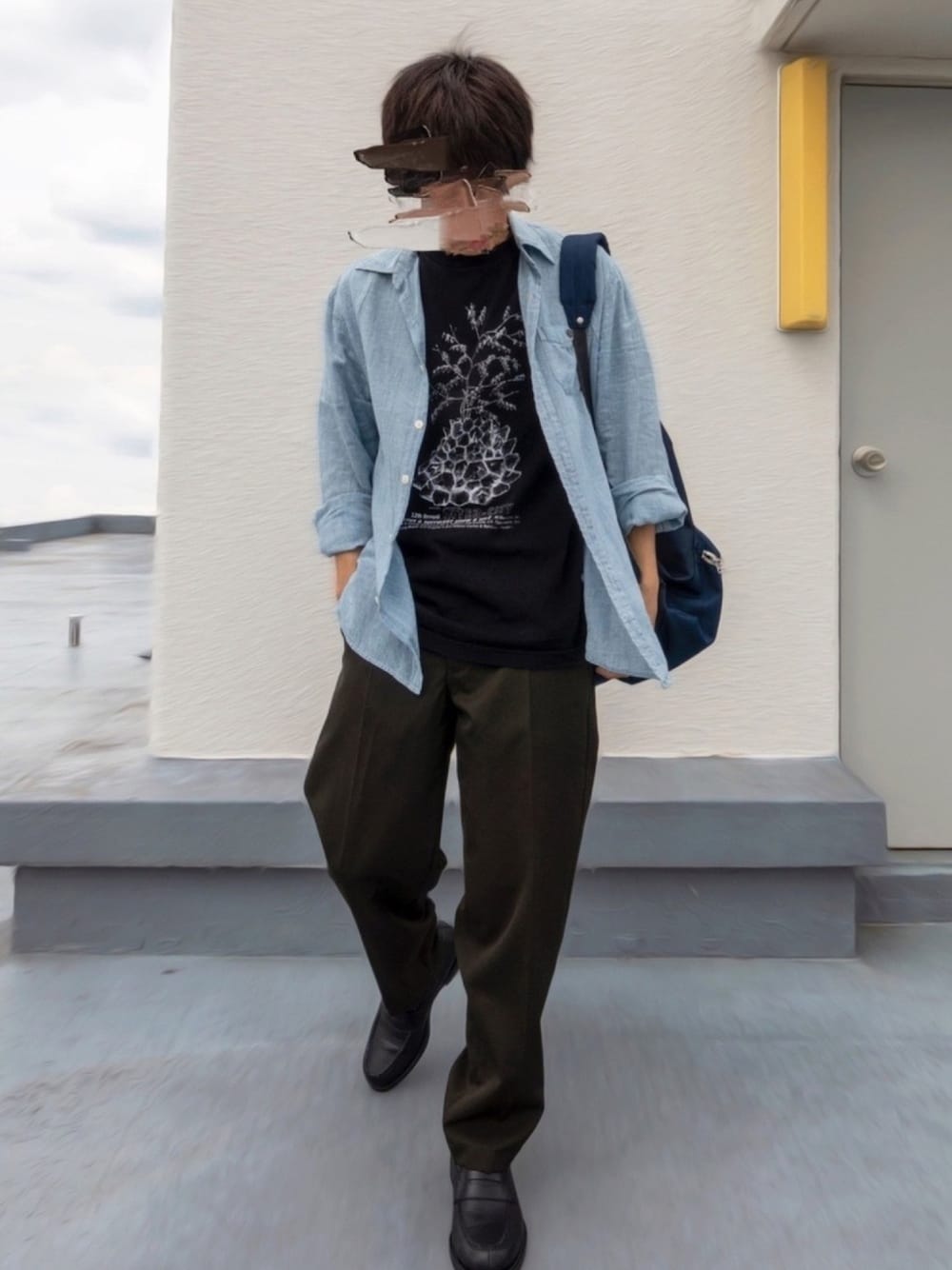 グリーン系のシャツ/ブラウス、グリーン系のスラックス、ブラック系のローファーを着用したメンズの秋コーディネートの1枚目の写真