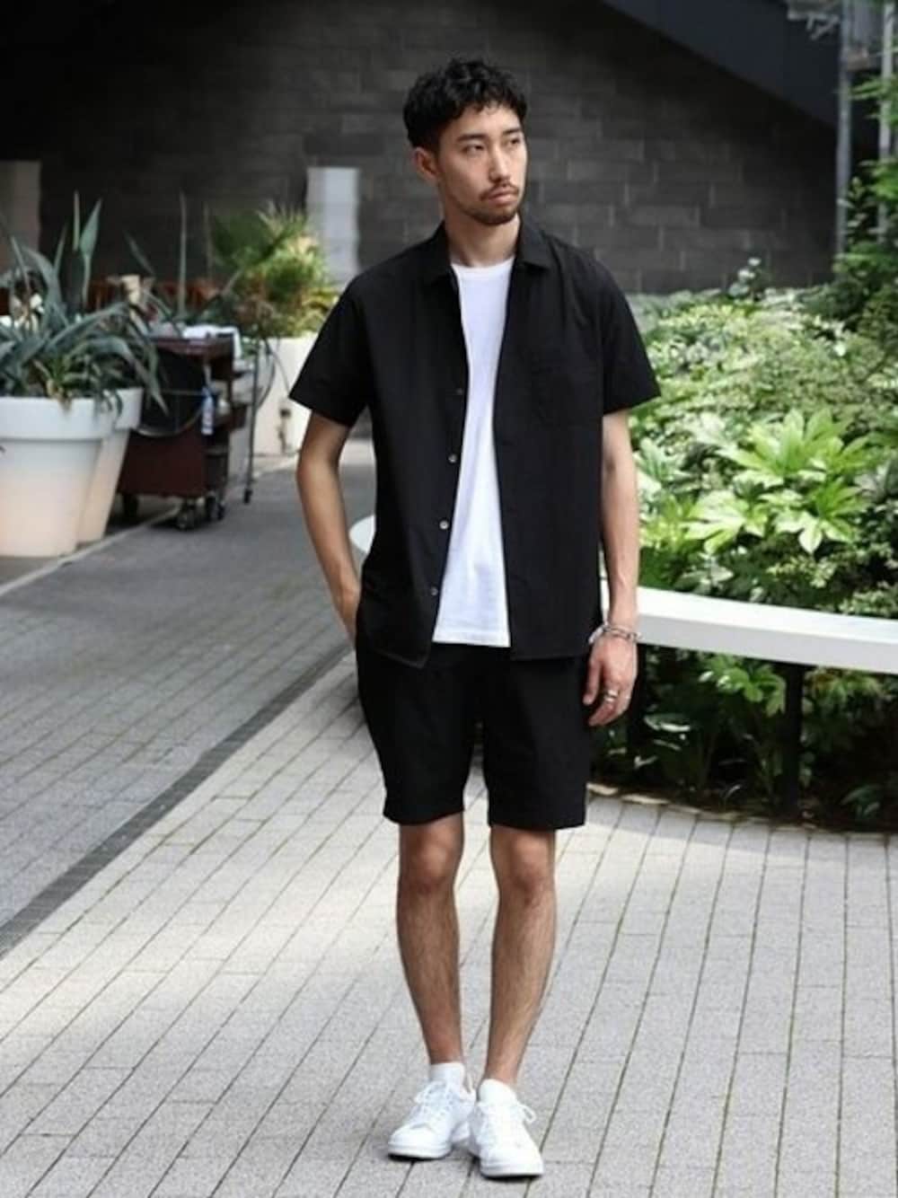 ブラック系のシャツ/ブラウス、ブラック系のその他パンツ、ホワイト系のスニーカーを着用したメンズの夏コーディネートの1枚目の写真