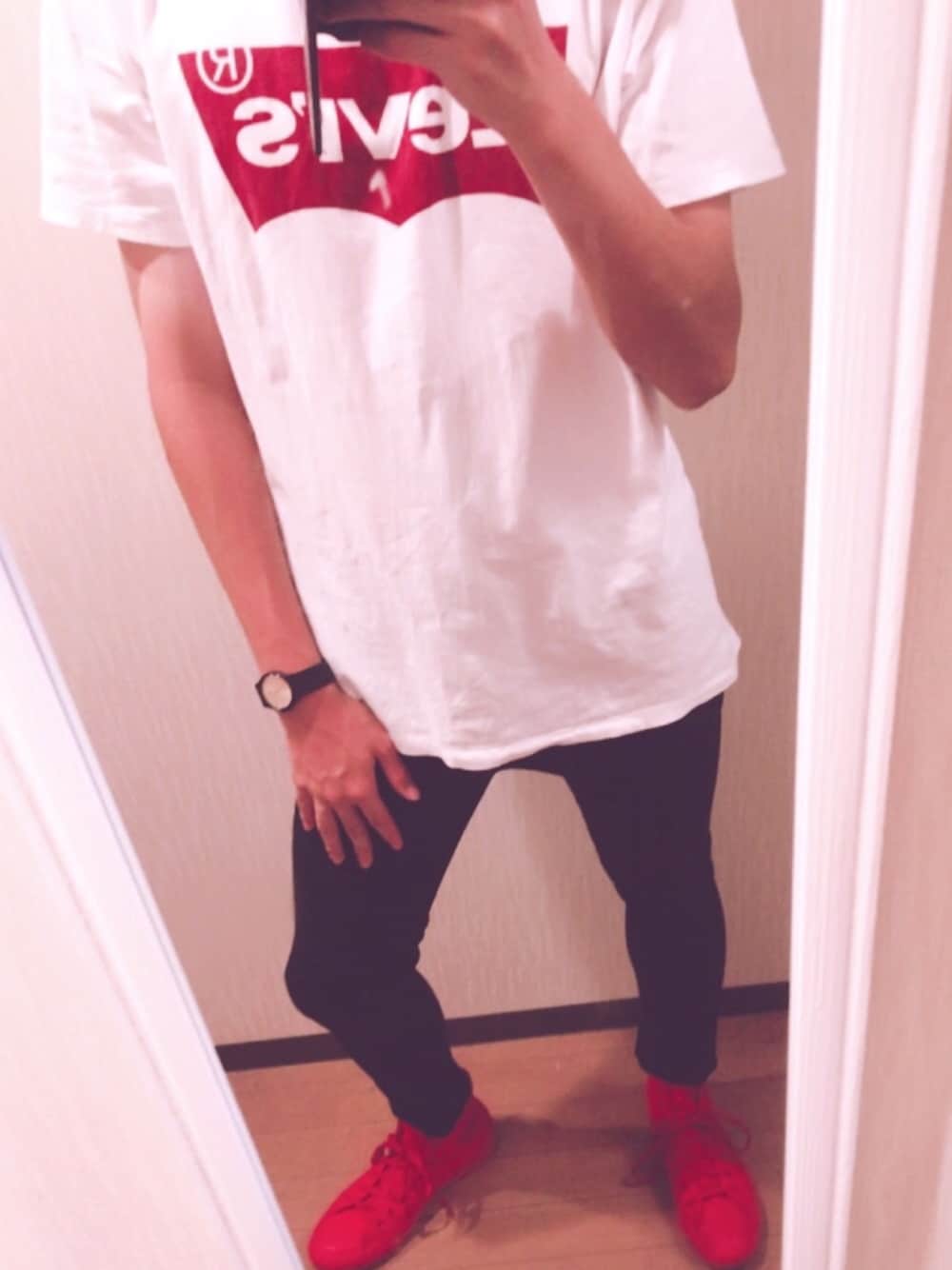 「シンプル、夏、スニーカー、カジュアルコーデ、Tシャツ、黒スキニー、白Tシャツ、赤コンバース、リーバイス、ストリート」｜「Levi'sのバットウイングTシャツ（Tシャツ/カットソー、ホワイト系）」を使った、kokuさん（メンズ・173cm）の夏コーディネートの1枚目の写真