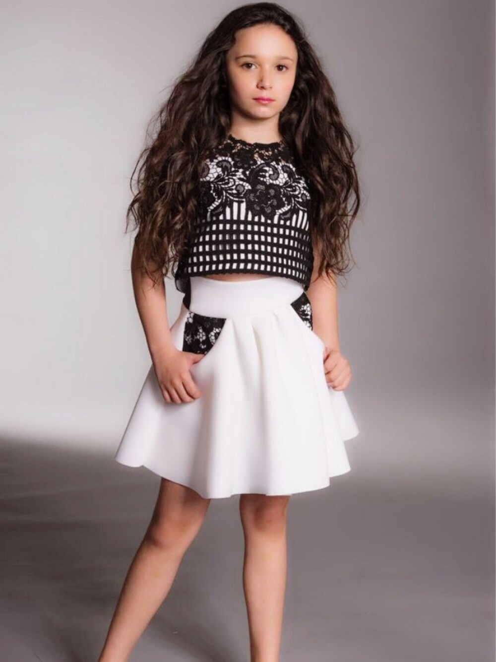 「black and white、TWOXPIECE、dress、twopiece、lace、Pockets、outfit、summer」｜「Zoe Ltd.のアイテム（ドレス、その他）」を使った、Ava Breezeさん（キッズ・140cm）の冬コーディネートの1枚目の写真