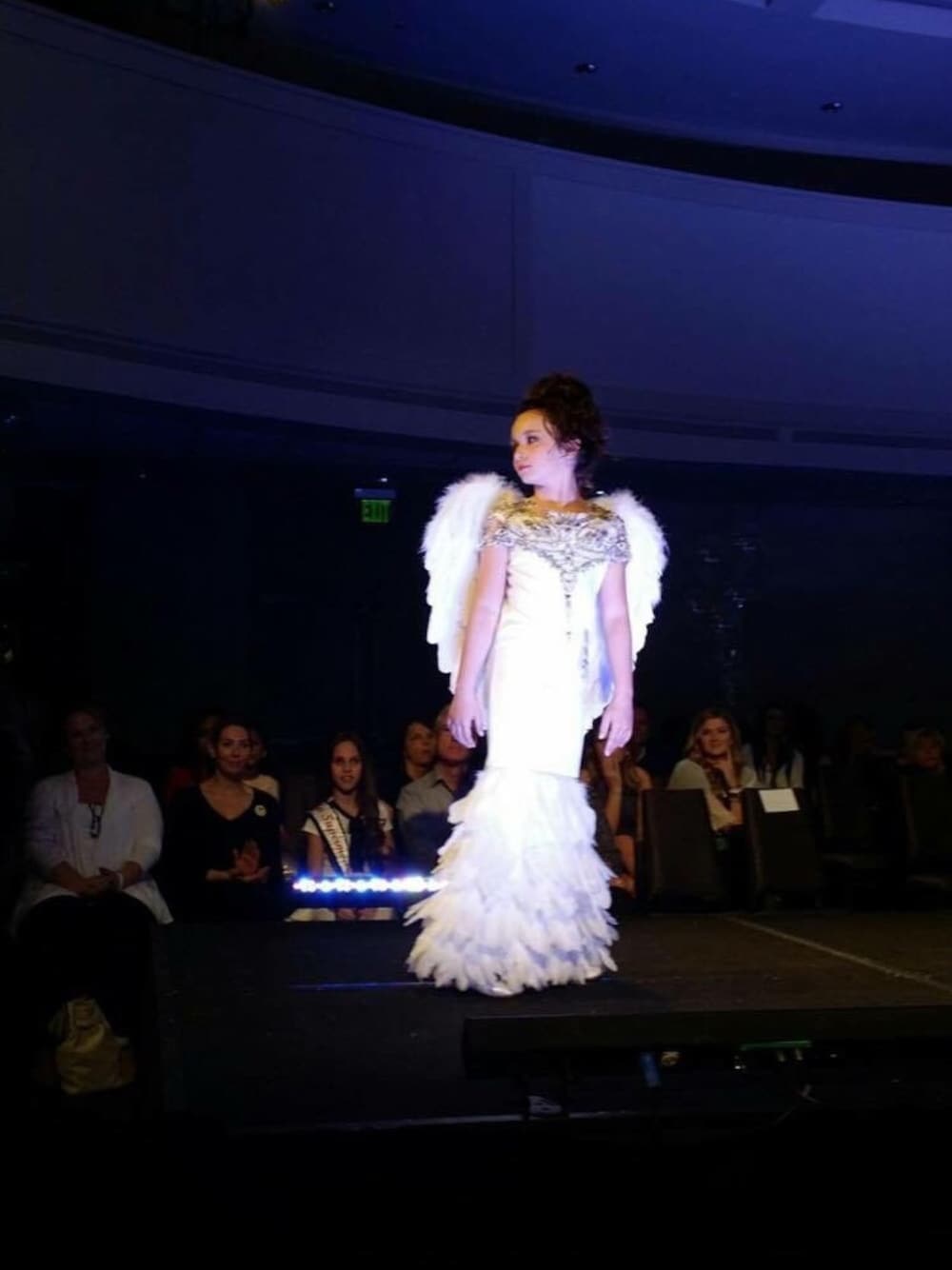 「Feathers、dress、Runway、Glamour、wings、fashion、monochrome」｜「BBTCのアイテム（ワンピース、ホワイト系）」を使った、Ava Breezeさん（レディース・140cm）の冬コーディネートの1枚目の写真