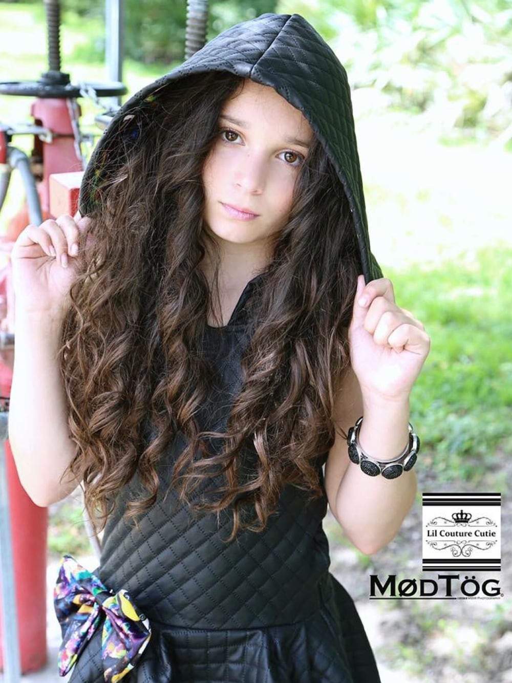 「hoodie、hooded dress、dress、black、UNIQUE 、summer、sleeveless」｜「Lil Couture Cutieのアイテム（ワンピース、ブラック系）」を使った、Ava Breezeさん（レディース・140cm）の冬コーディネートの1枚目の写真