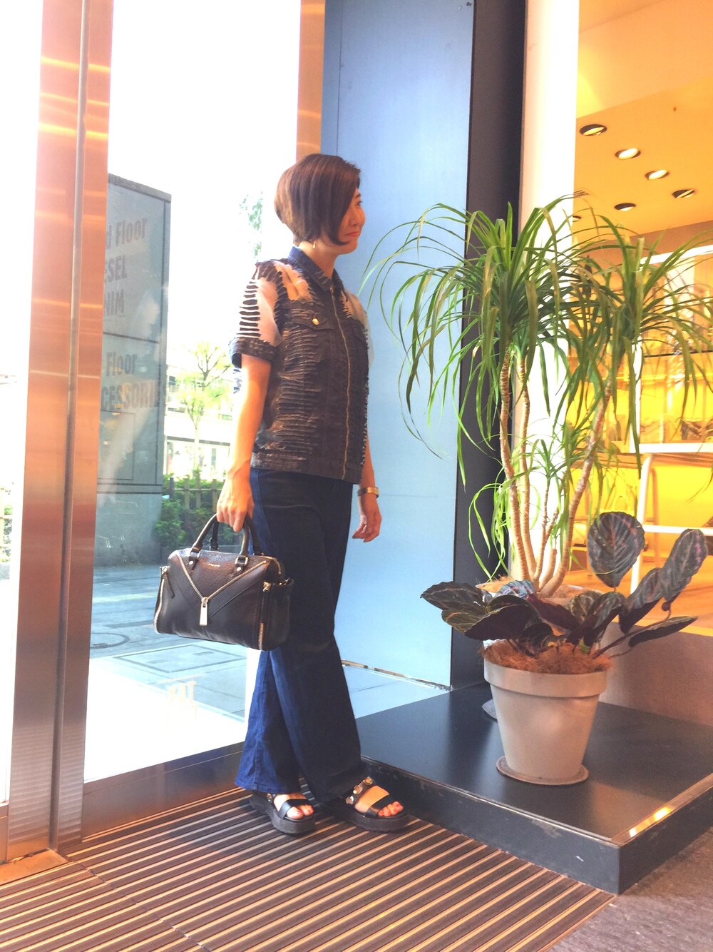 「夏、ワイドパンツ、ootd」｜「DIESELのアイテム（デニムジャケット、ブルー系）」を使った、Zpさん（レディース・165cm）の春コーディネートの1枚目の写真