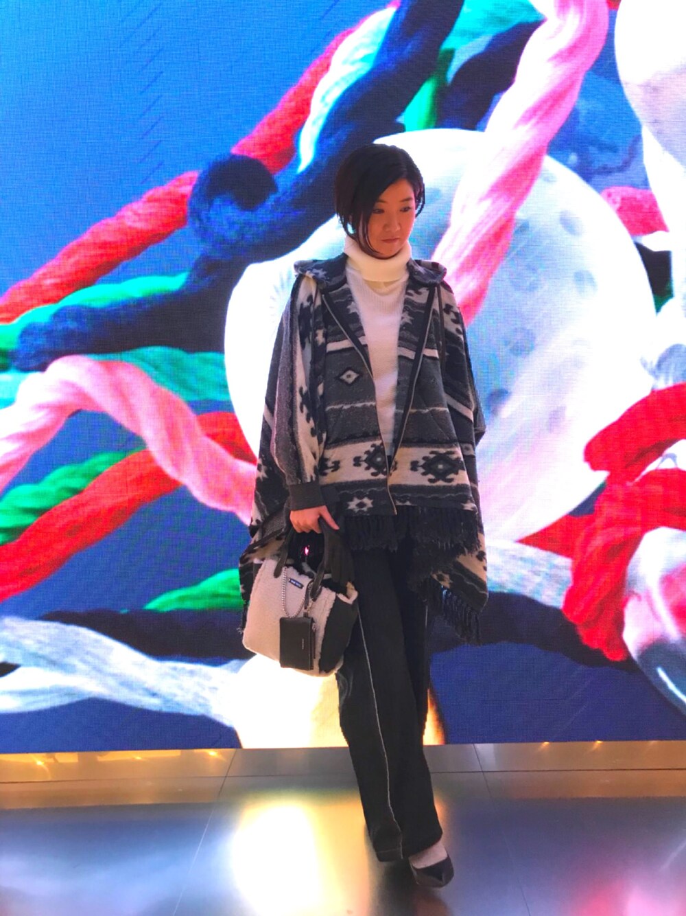 「クリスマス、ポンチョ、グレー」｜「DIESELのアイテム（ポンチョ、グレー系）」を使った、Zpさん（レディース・165cm）の秋コーディネートの1枚目の写真