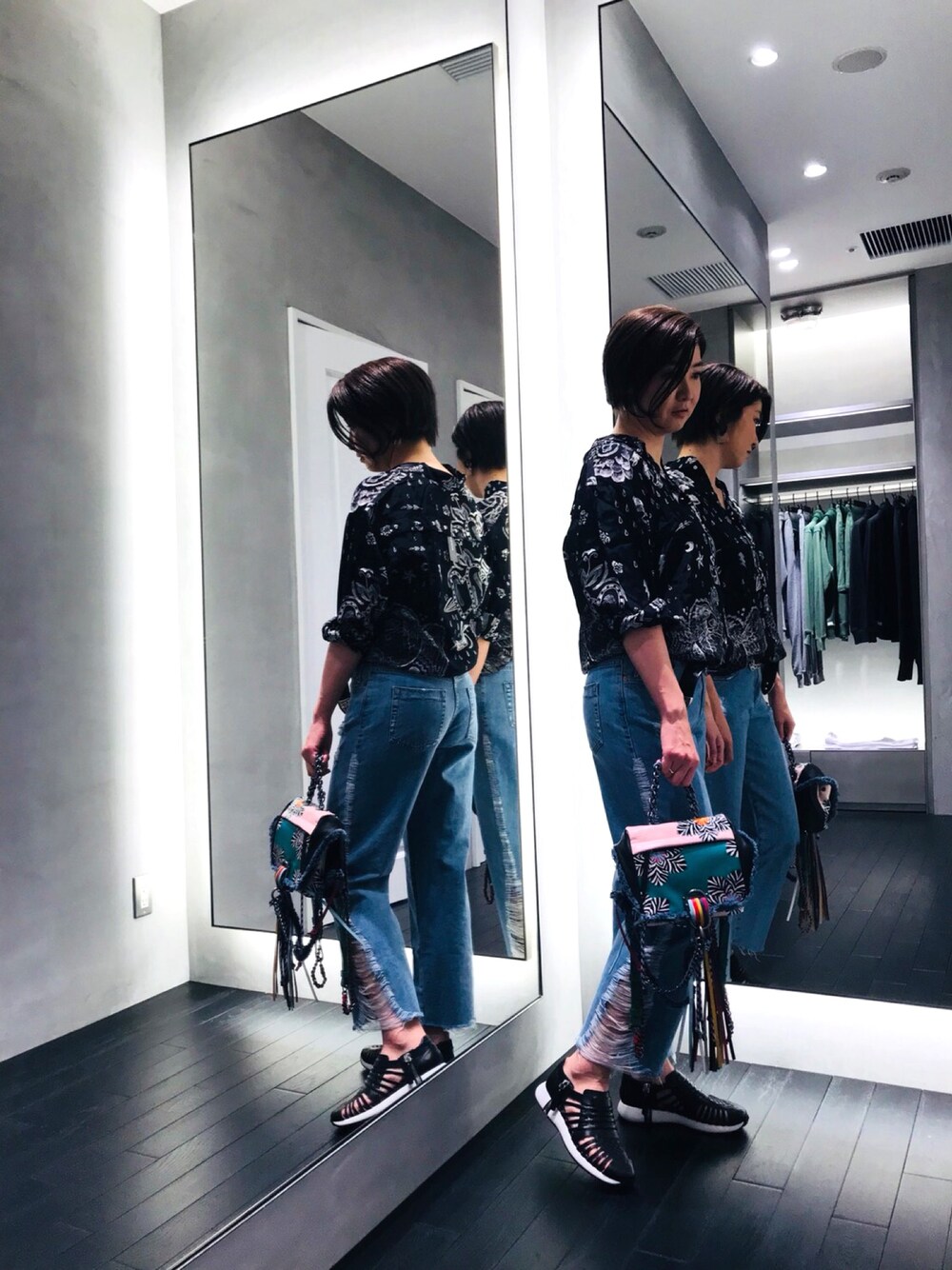 「ディーゼル、Diesel、jogg jeans」｜「DIESELの00SBI20KARS（シャツ/ブラウス、ブラック系）」を使った、Zpさん（レディース・165cm）の春コーディネートの1枚目の写真