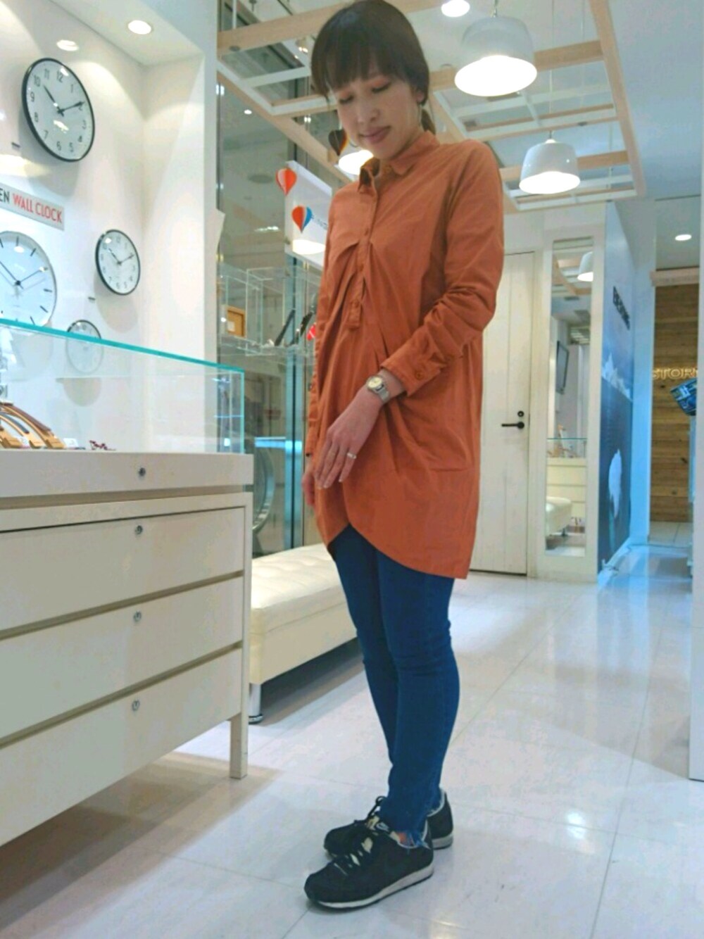 「きれいめカジュアル、腕時計が主役、オレンジ、デニム、シャツスタイル、ワンピース、スニーカー」｜「STUNNING LUREのアイテム（ワンピース、オレンジ系）」を使った、NORDICFeeling名古屋店スタッフさん（メンズ・174cm）の春コーディネートの1枚目の写真