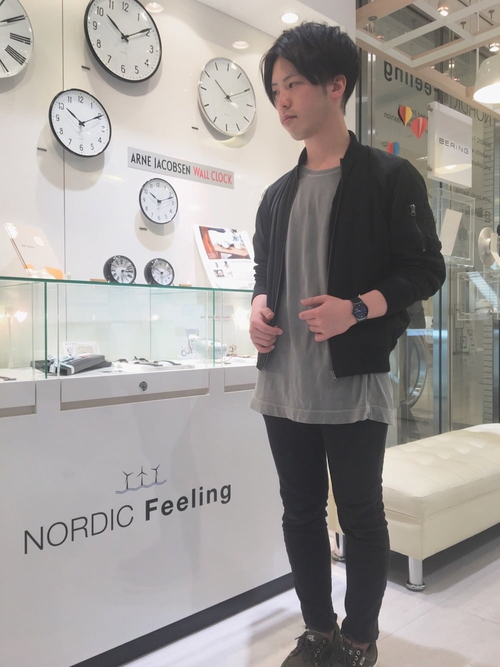 「黒、ビジネススタイル、大人カジュアル、ootd、2018、腕時計、ラシック、BERING、シンプルコーデ、おしゃれさんと繋がりたい」｜「VANSのアイテム（モカシン/デッキシューズ、ブラウン系）」を使った、NORDICFeeling名古屋店スタッフさん（メンズ・170cm）の冬コーディネートの1枚目の写真