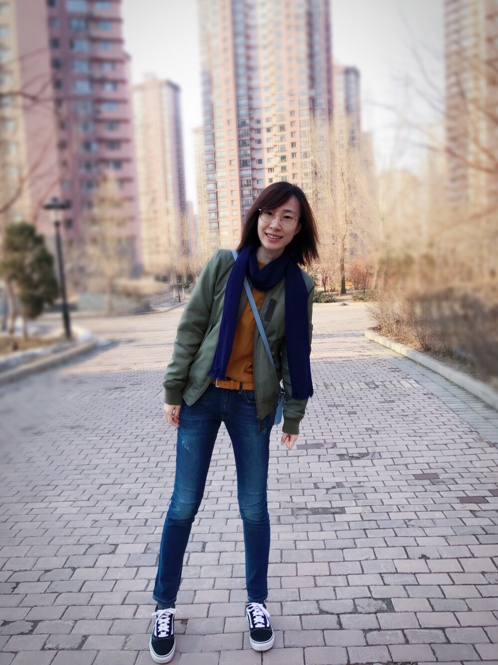 「UNIQLOのアイテム（Tシャツ/カットソー、イエロー系）」を使った、ChrisQi齐小7さん（レディース・168cm）の春コーディネートの1枚目の写真