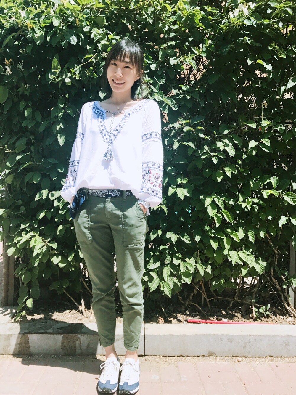 「Abercrombie&Fitchのアイテム（シャツ/ブラウス、ホワイト系）」を使った、ChrisQi齐小7さん（レディース・168cm）の春コーディネートの1枚目の写真