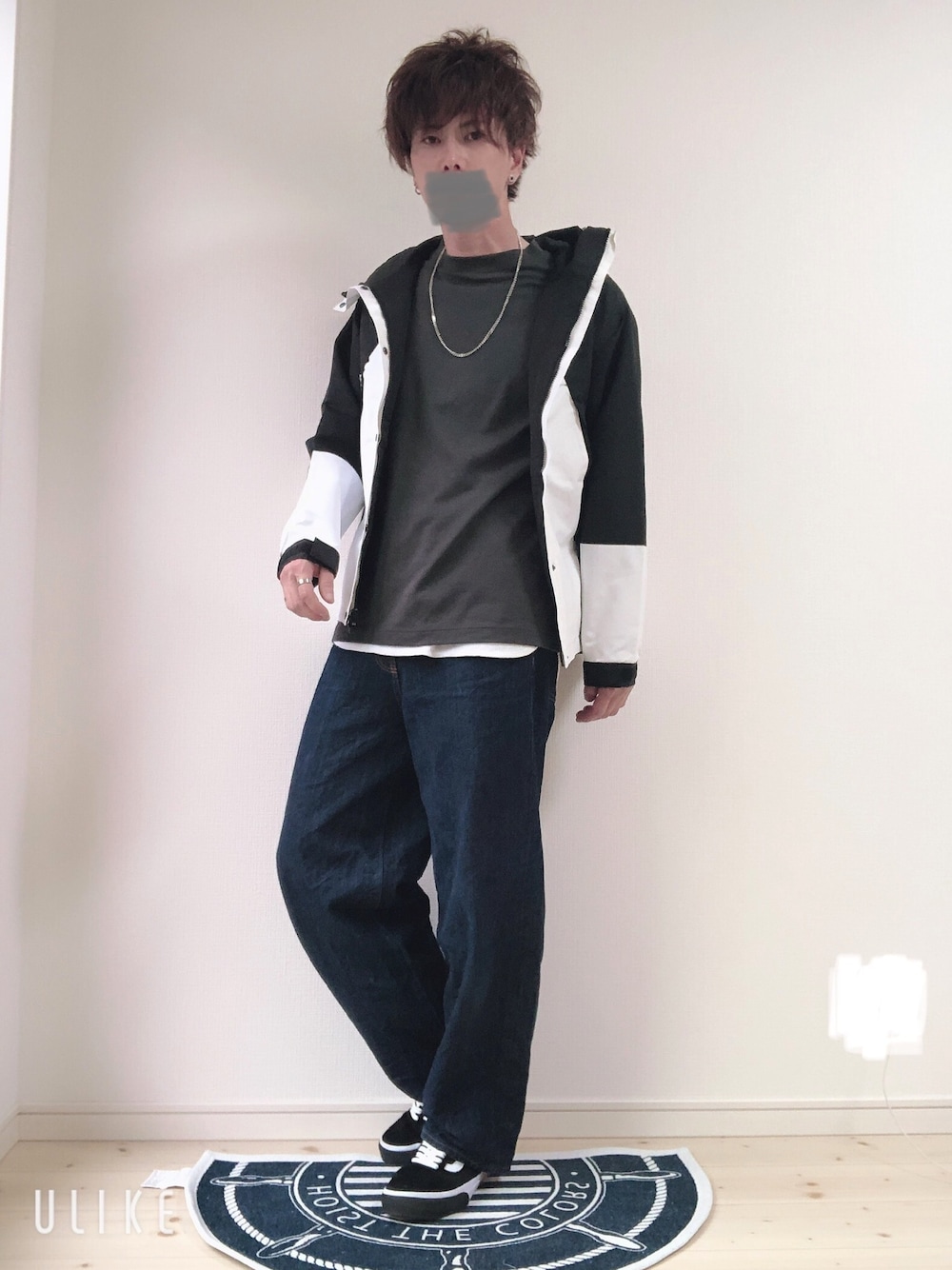 ホワイト系のマウンテンパーカー、グレー系のTシャツ/カットソー、ホワイト系のタンクトップを着用したメンズの春コーディネートの1枚目の写真