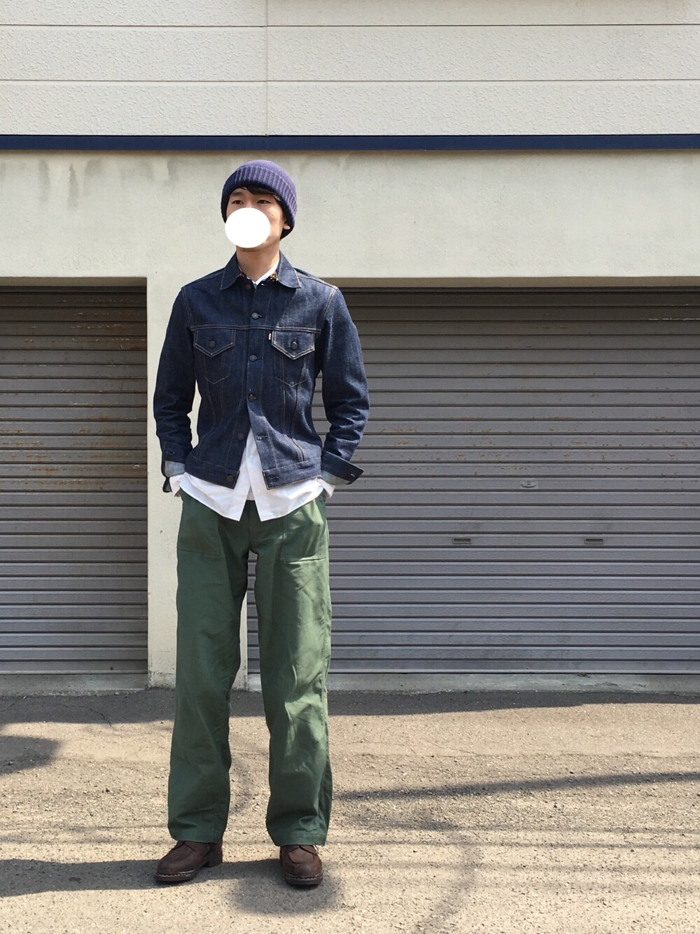「休日スタイル、シンプル、デニムジャケット、カーキ、ワイドパンツ、革靴、ニット帽」｜「crepusculeの◇CREPUSCULE / クレプスキュール BEANIE（ニットキャップ/ビーニー、ブルー系）」を使った、UTさん（メンズ・185cm）の春コーディネートの1枚目の写真