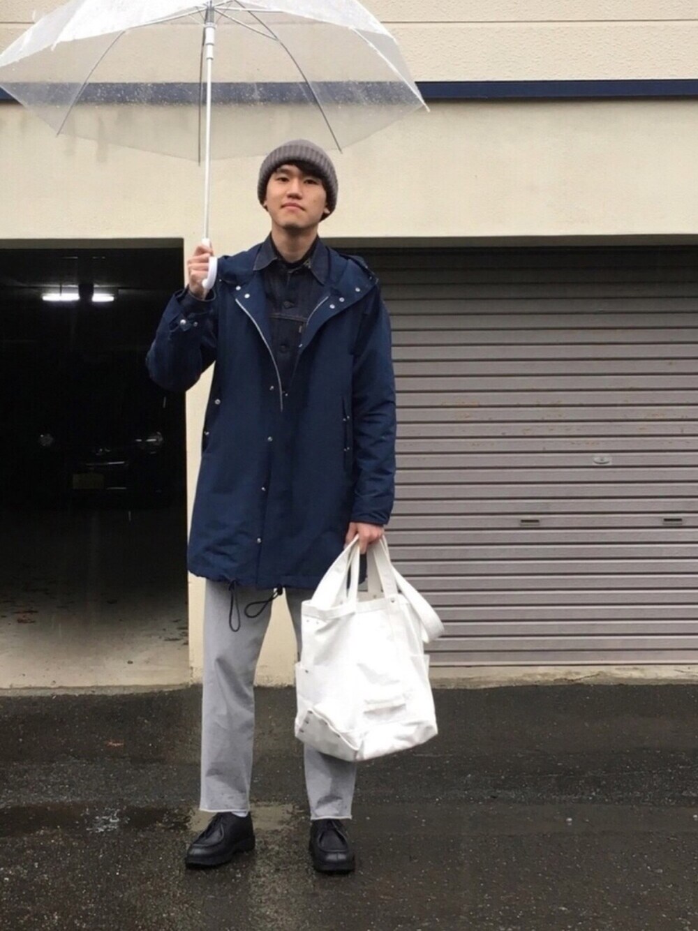 「春、カジュアルコーデ、シンプル、コート、デニム、デニムジャケット、革靴、雨の日コーデ」｜「ARANのアイテム（ジャケット/アウター、ブルー系）」を使った、UTさん（メンズ・185cm）の春コーディネートの1枚目の写真