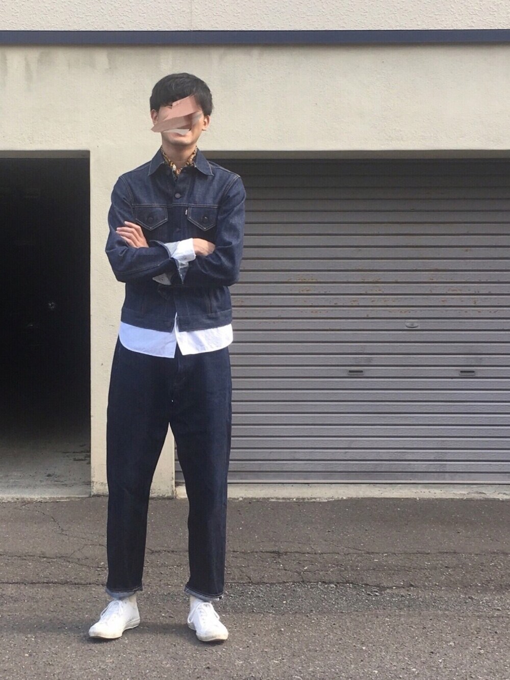 「休日スタイル、カジュアル、スニーカー、デニム、デニムパンツ、デニムジャケット」｜「Scyeの【scye(サイ)】デニムデタッチャブルカラージャケット MNS（デニムジャケット、ブルー系）」を使った、UTさん（メンズ・185cm）の秋コーディネートの1枚目の写真