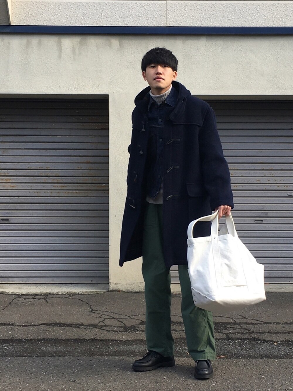 「冬、シンプルコーデ、ワイドパンツ、デニム、ニット、カーキ、コート」｜「Gloverallのアイテム（ダッフルコート、ブルー系）」を使った、UTさん（メンズ・185cm）の秋コーディネートの1枚目の写真