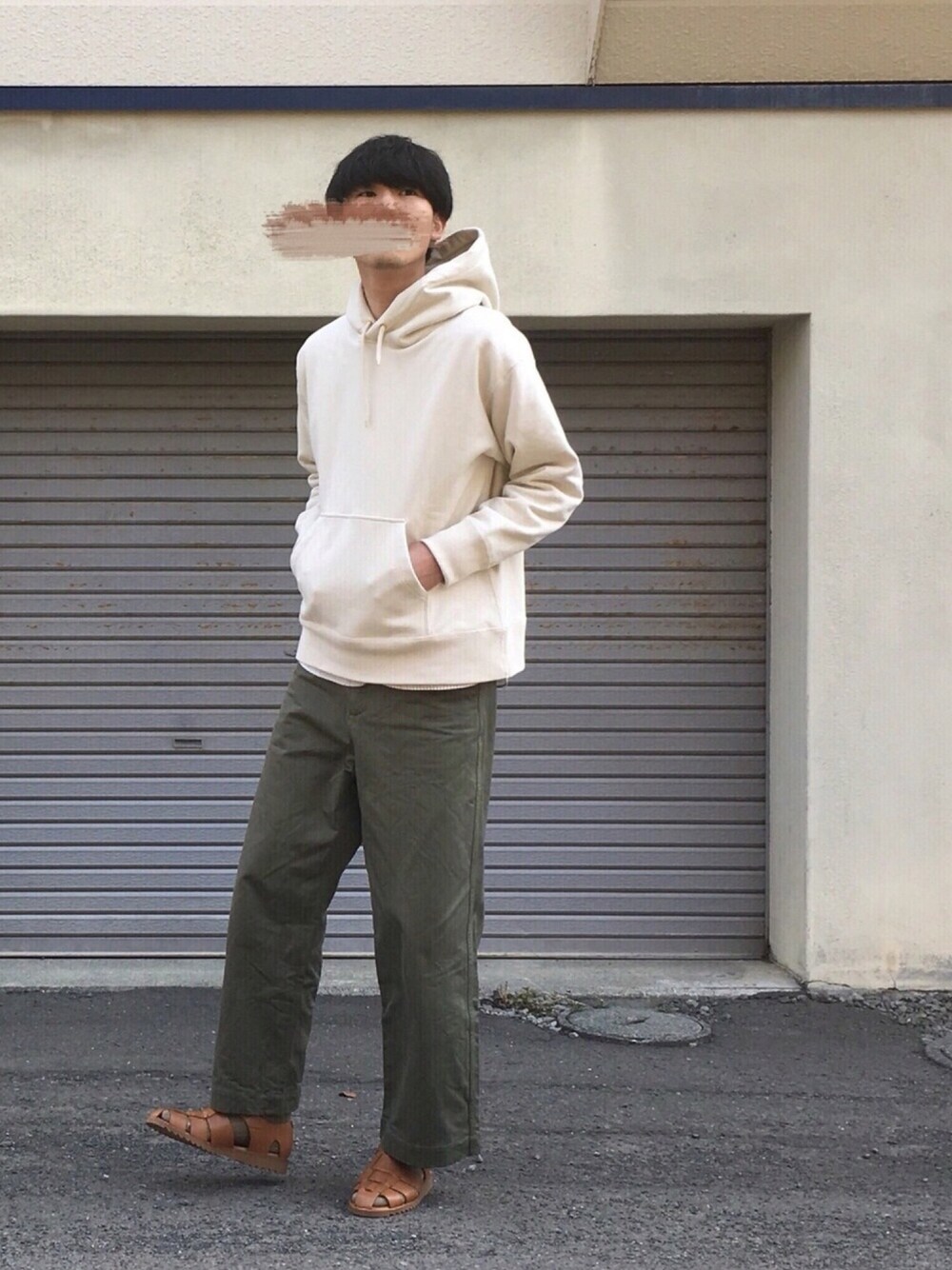 「春、シンプルコーデ、ワイドパンツ、サンダル、パーカー、オフホワイト、カーキ、ブラウン」｜「GYMPHLEXの【Gymphlex】プルオーバーパーカー MEN（パーカー、ホワイト系）」を使った、UTさん（メンズ・186cm）の春コーディネートの1枚目の写真