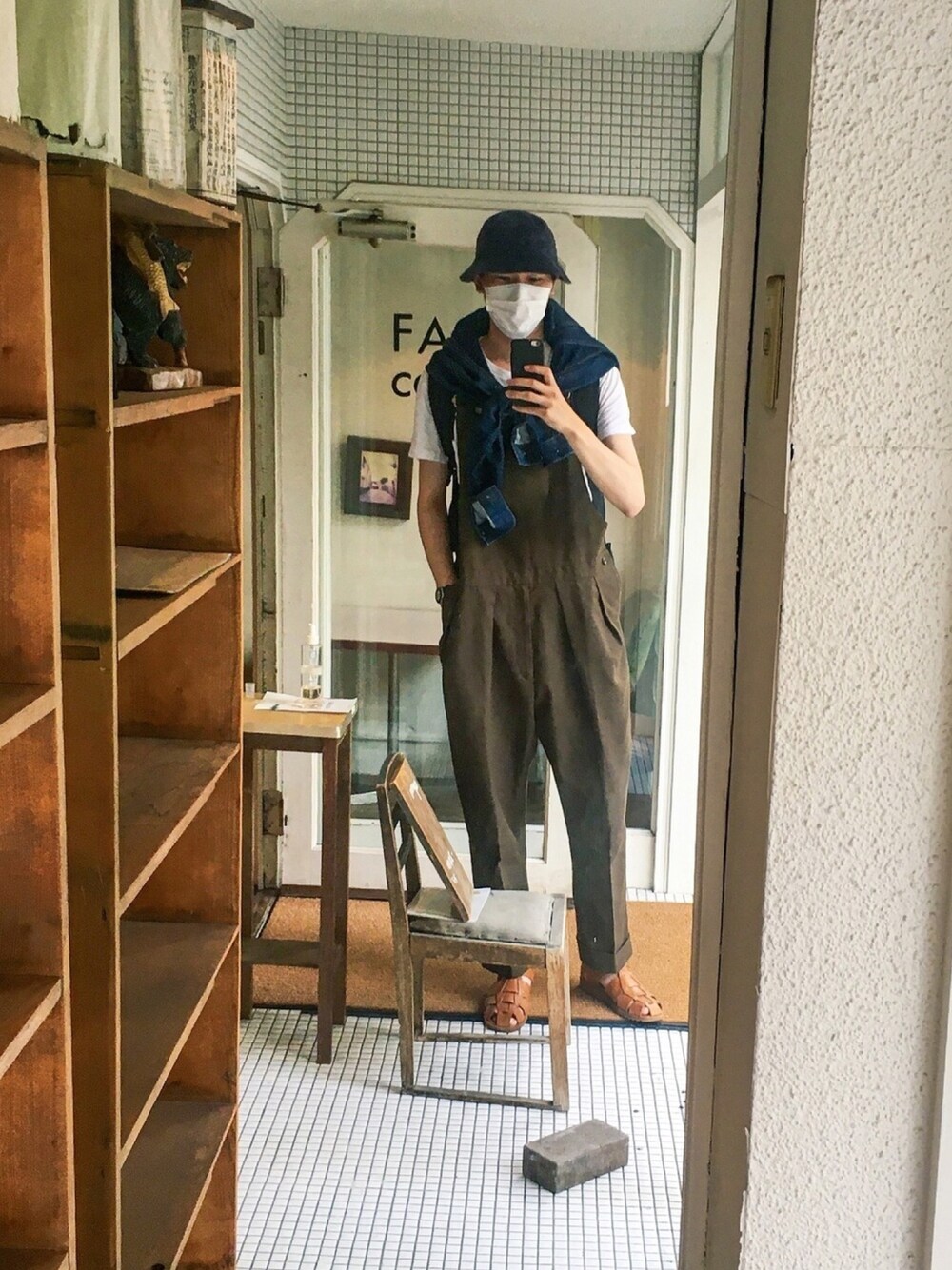 「休日コーデ、シンプル、オーバーオール、バケットハット、グルカサンダル、サンダル、デニム、デニムジャケット」｜「COMESANDGOESのバケットハット（ハット、ブルー系）」を使った、UTさん（メンズ・186cm）の夏コーディネートの1枚目の写真