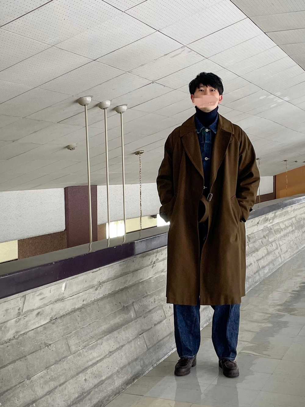 「冬コーデ、休日コーデ、ootd、シンプルコーデ、タートルネック、デニムパンツ、デニムジャケット、革靴」｜「COMOLIのアイテム（ジャケット/アウター、ブラウン系）」を使った、UTさん（メンズ・186cm）の冬コーディネートの1枚目の写真