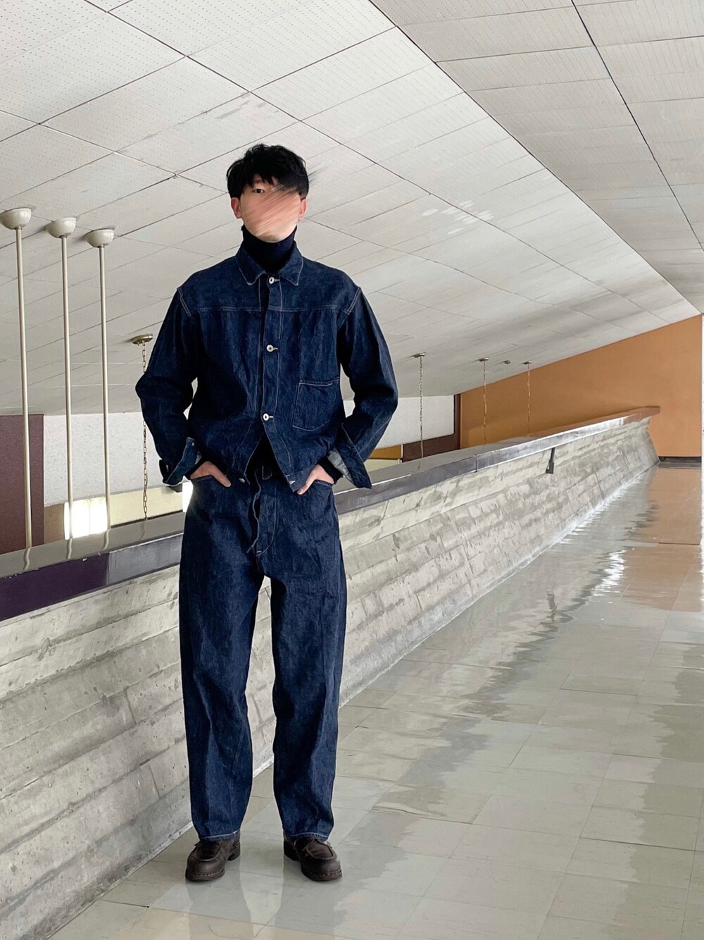 「休日コーデ、冬コーデ、シンプルコーデ、休日スタイル、シンプル、デニムパンツ、デニムジャケット、セットアップ、革靴、タートルネックニット」｜「Parabootのアイテム（ドレスシューズ、ブラウン系）」を使った、UTさん（メンズ・186cm）の冬コーディネートの1枚目の写真