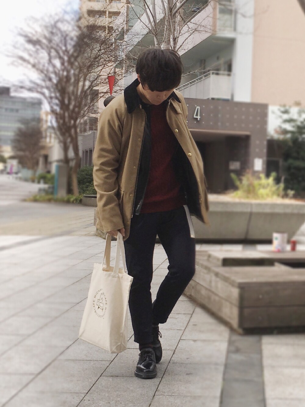 ベージュ系のその他アウター、ブラック系のライダースジャケット、ブルー系のスラックスを着用したメンズの冬コーディネートの1枚目の写真