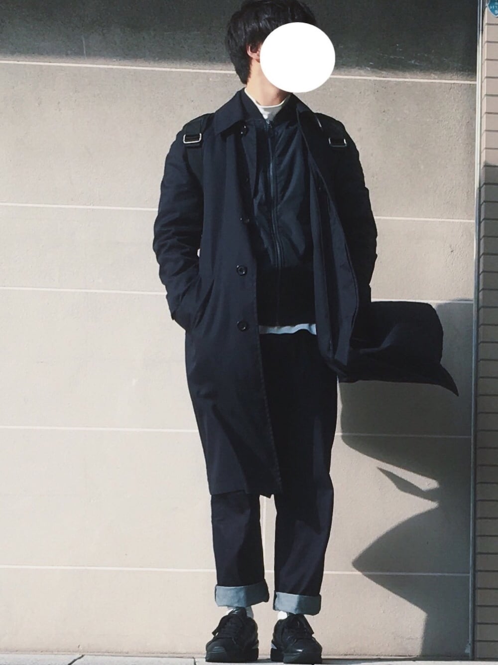 ホワイト系のTシャツ/カットソー、ブラック系のステンカラーコート、ブルー系のブルゾンを着用したメンズの冬コーディネートの1枚目の写真