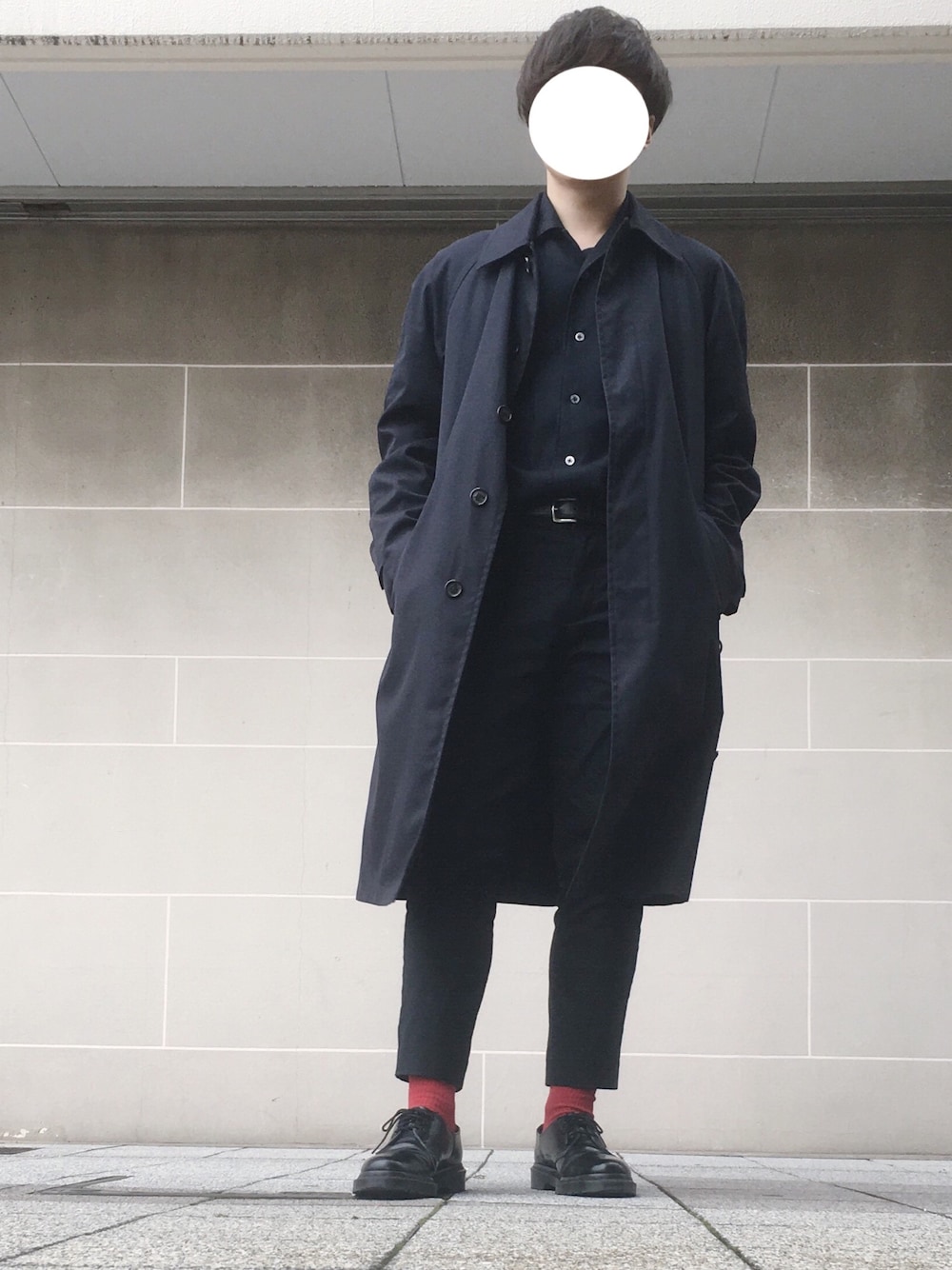 「オトナカジュアル、古着MIX、ドクターマーチン、モードストリート、春、モード、ootd」｜「BURBERRYのアイテム（ステンカラーコート、ブラック系）」を使った、じゅんじゅんさん（メンズ・169cm）の冬コーディネートの1枚目の写真