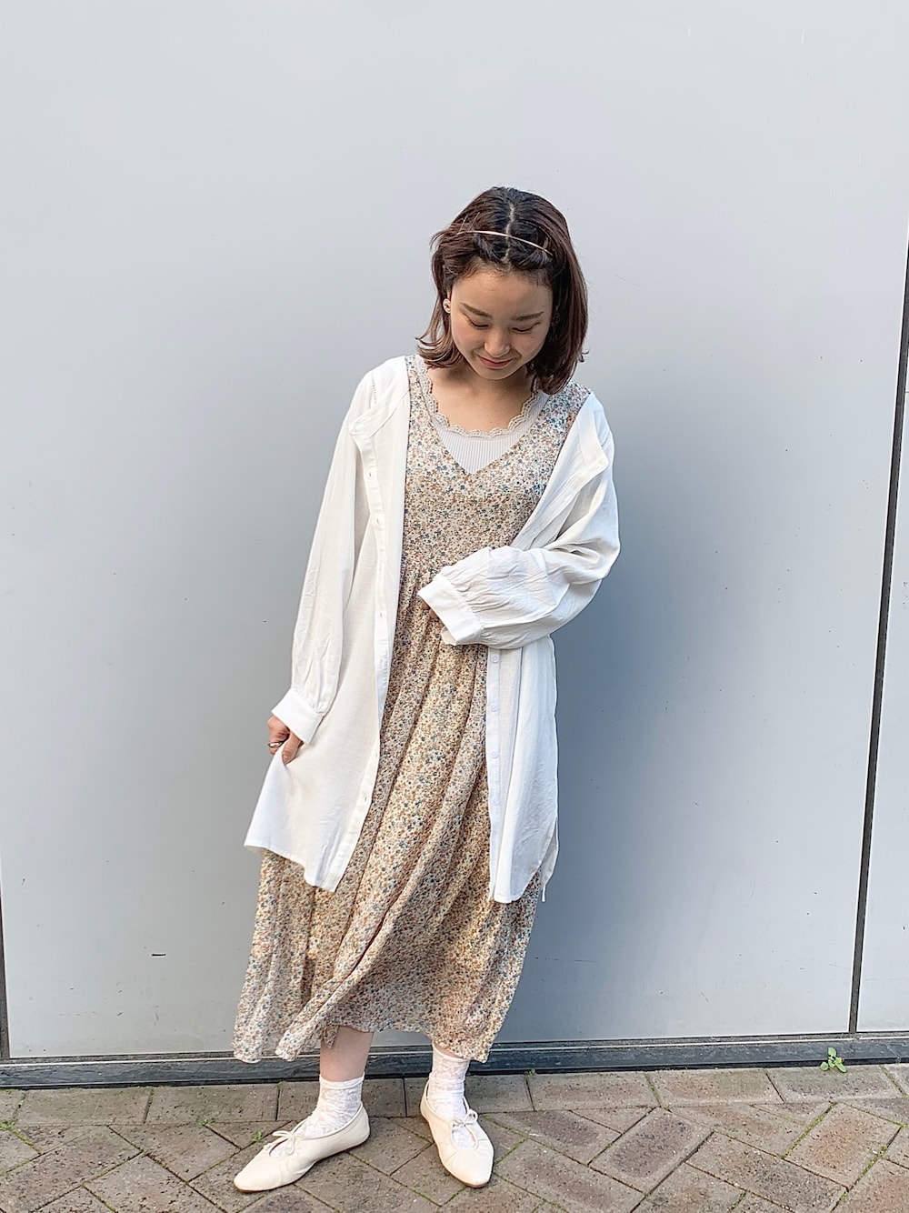 「春コーデ、花柄ワンピース、春ワンピ、Crisp」｜「Crispの2WAYシンプルレースチュニック（チュニック、ホワイト系）」を使った、Rayさん（レディース・159cm）の春コーディネートの1枚目の写真