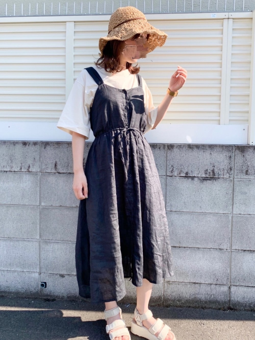 ホワイト系のTシャツ/カットソー、ホワイト系のサンダル、ブラック系のワンピースを着用したレディースの夏コーディネートの1枚目の写真