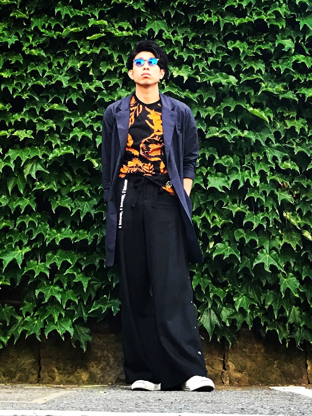「mode、モード、ootd、タックイン、amialexandremattiussi、DRESSEDUNDRSSED、タイロッケンコート、白スニーカー、msbraque、portrait」｜「m's braqueのアイテム（ダウンジャケット/コート、ブルー系）」を使った、Yusuke Matumuraさん（メンズ・175cm）の夏コーディネートの1枚目の写真