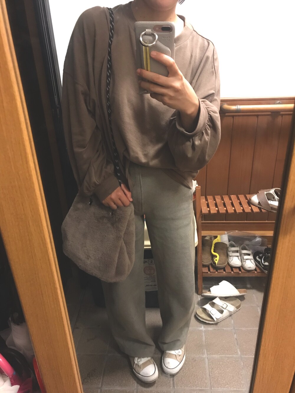 「プチプラのあや、プチプラのあや×しまむら、プチプラコーデ、ブラウンコーデ、UNIQLO、ユニクロ、ファーバッグ、ベージュコーデ」｜「UNIQLOのワイドフィットカーブジャージーパンツ(丈標準72～74cm）（その他パンツ、ベージュ系）」を使った、yuuuuukaaaaaさん（レディース・162cm）の秋コーディネートの1枚目の写真