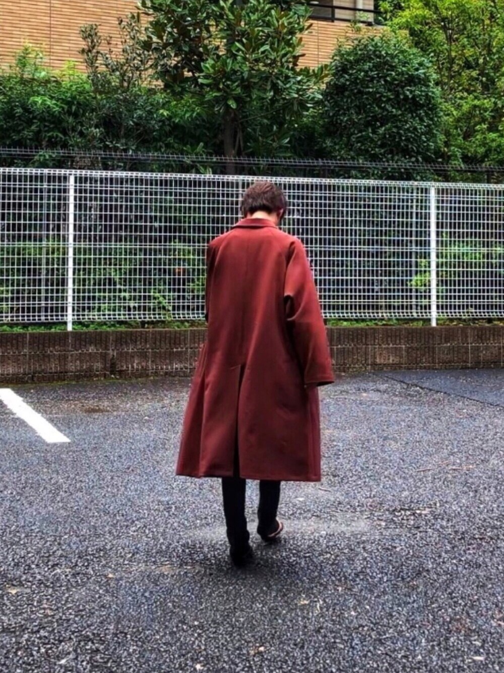 「黒スキニー、ステンカラーコート、STUDIOUS、HARE、LIDnM、ビッグシルエット、オーバーサイズ、コート、ブラウン、きれいめカジュアル」｜「HAREのBIGステンカラーコート(HARE)（ステンカラーコート、ブラウン系）」を使った、REOさん（メンズ・165cm）の秋コーディネートの1枚目の写真