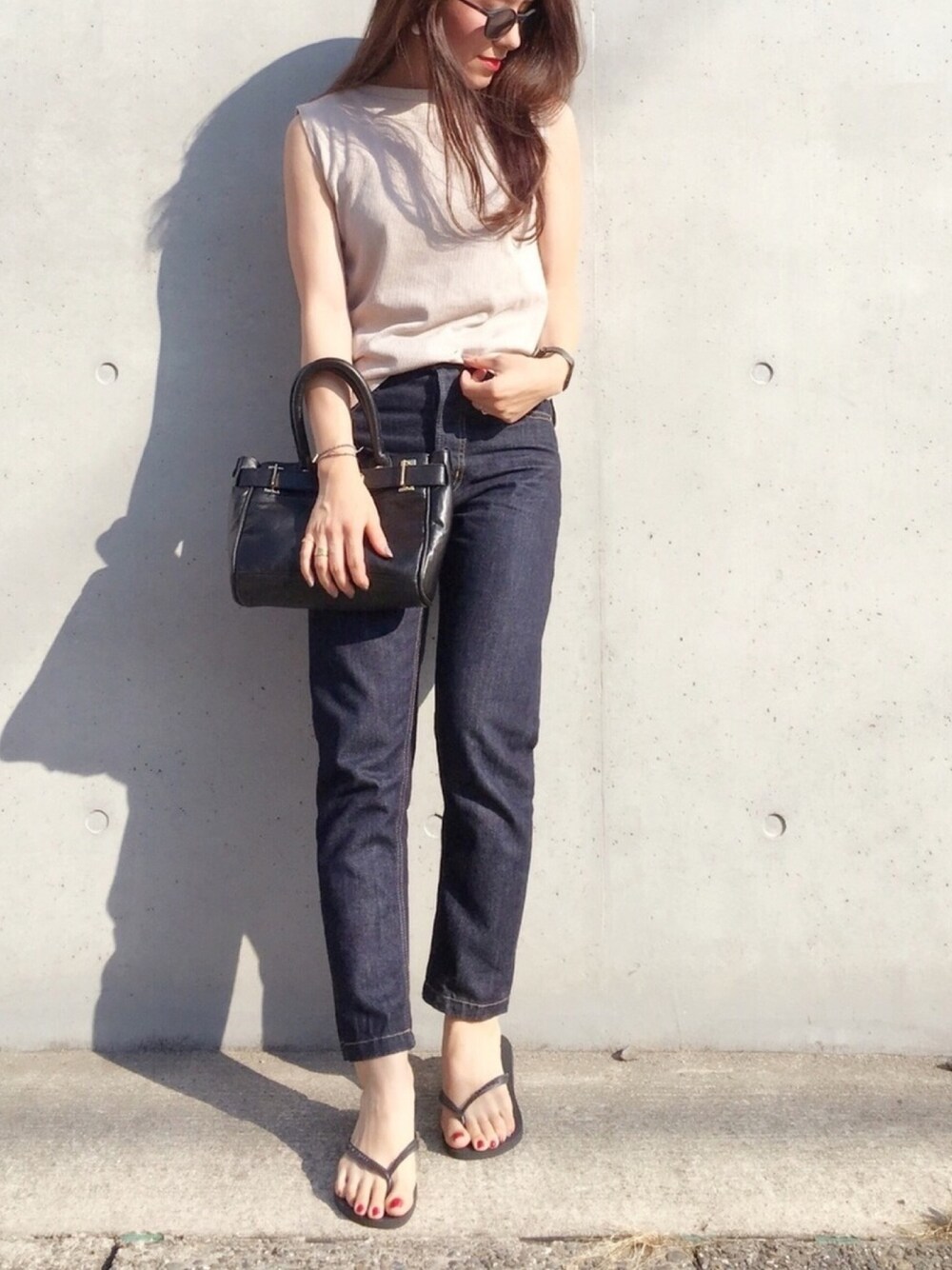 「シンプル、サンダル、ビーチサンダル、ハイウエスト、きれいめカジュアル」｜「BLACK BY MOUSSYのHUILA one wash Denim（デニムパンツ、ブルー系）」を使った、minimalist_aponさん（レディース・152cm）の夏コーディネートの1枚目の写真