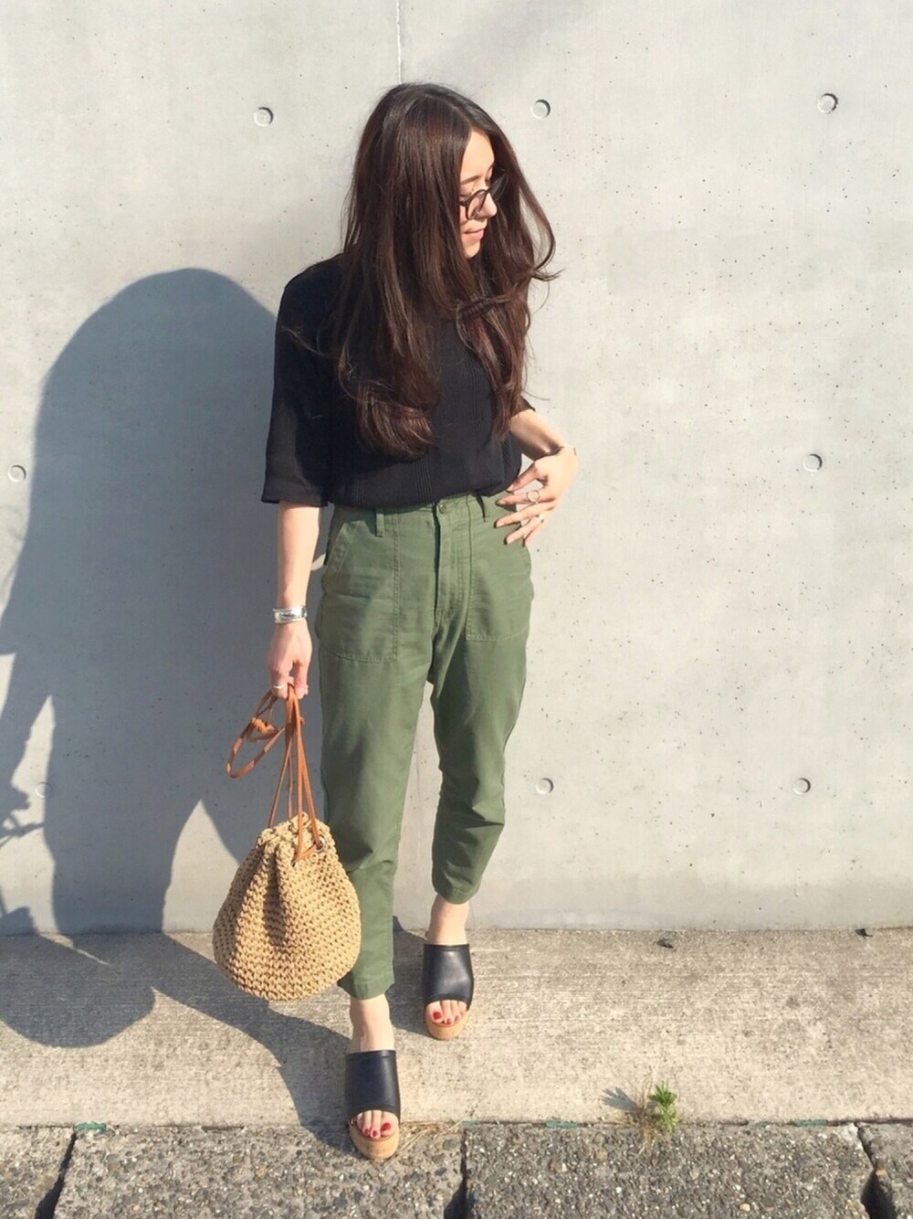 「シンプルコーデ、Tシャツ、低身長、きれいめカジュアル、ハイウエスト、ベイカーパンツ」｜「ALLUMERの[ALLUMER / アリュメール] ワッフルプルオーバー（Tシャツ/カットソー、ブラック系）」を使った、minimalist_aponさん（レディース・152cm）の夏コーディネートの1枚目の写真