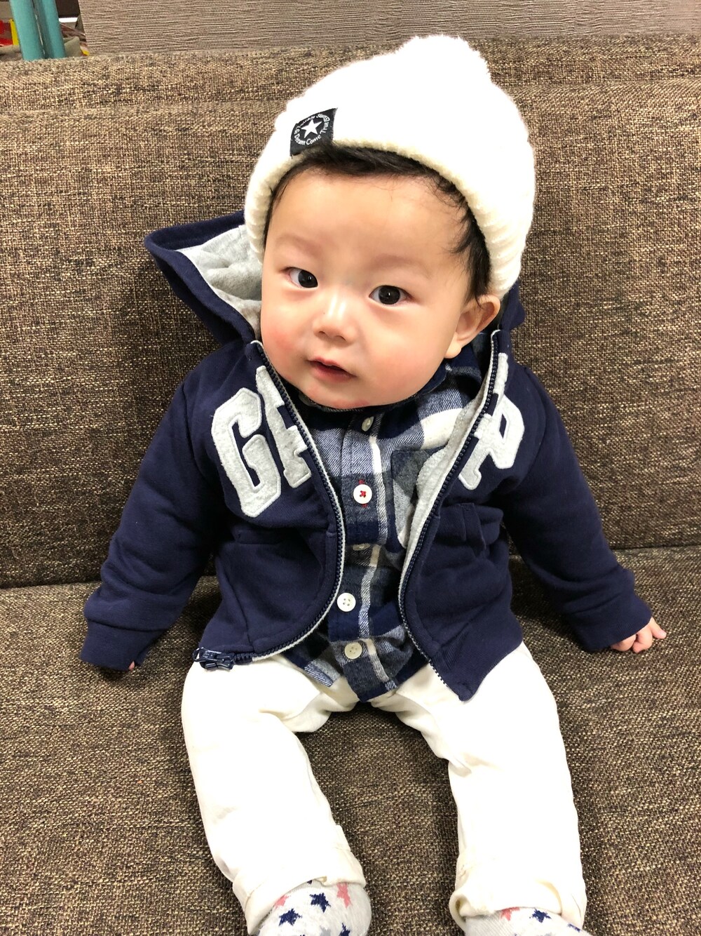 「babygap、GAP、7ヶ月、赤ちゃん、おしゃれさんと繋がりたい、チェックシャツ」｜「ベビザらスのアイテム（ニットキャップ/ビーニー、ホワイト系）」を使った、RooooMIさん（キッズ・70cm）の冬コーディネートの1枚目の写真