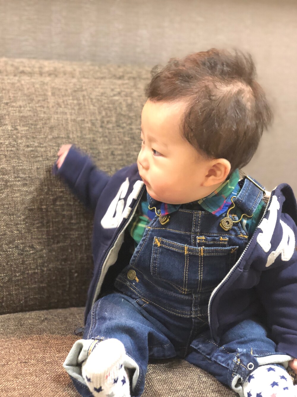 「むすこーで、GAP、GAPbaby、babygap、オーバーオール、男の子、7ヶ月」｜「GAPのGap シェルパロゴ ジップパーカー（パーカー、ブルー系）」を使った、RooooMIさん（キッズ・70cm）の冬コーディネートの1枚目の写真